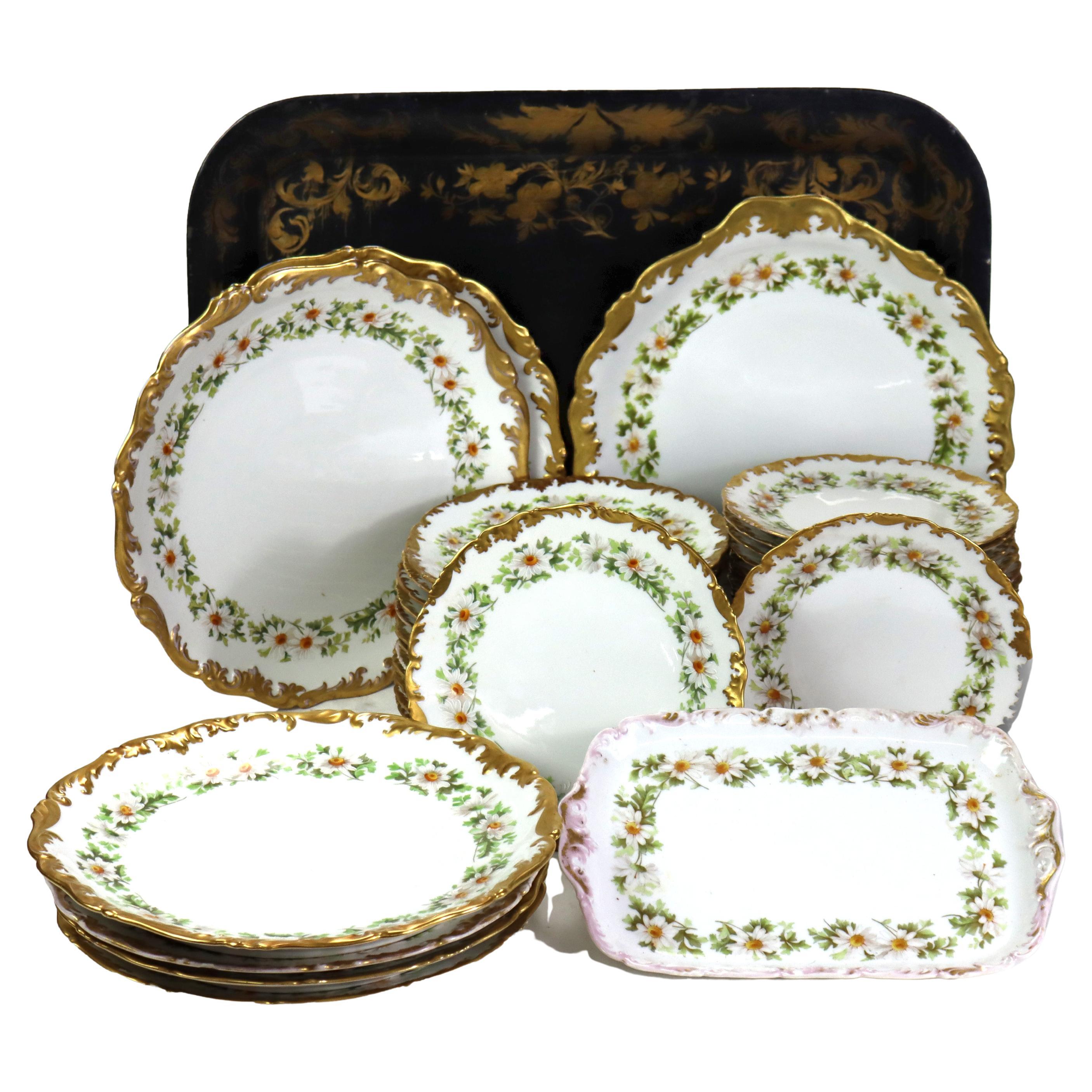 37 assiettes vintage de Limoges avec bords dorés et marguerites, vers 1940