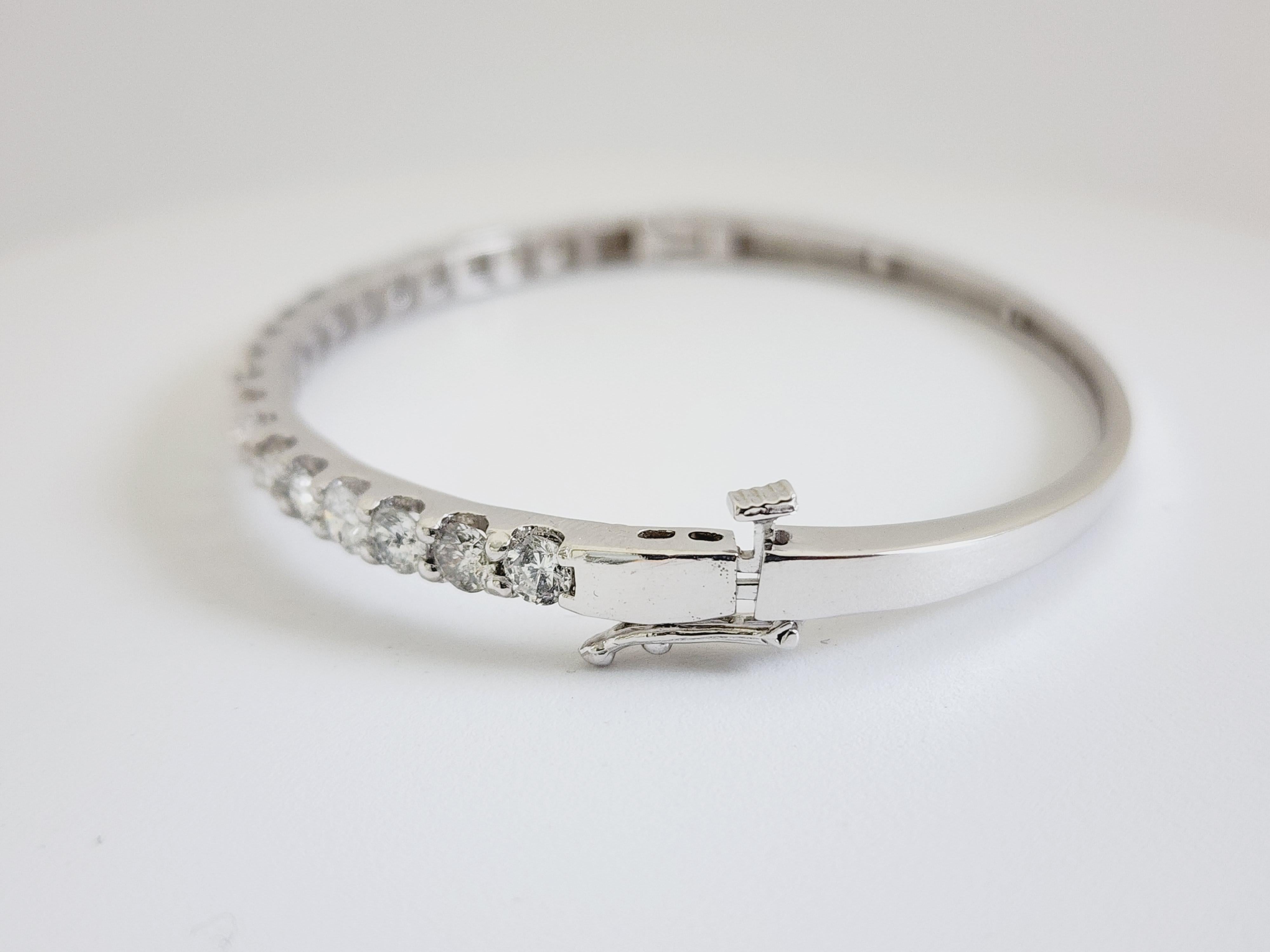 Taille ronde Bracelet jonc en or blanc 14 carats de 3,70 carats en vente
