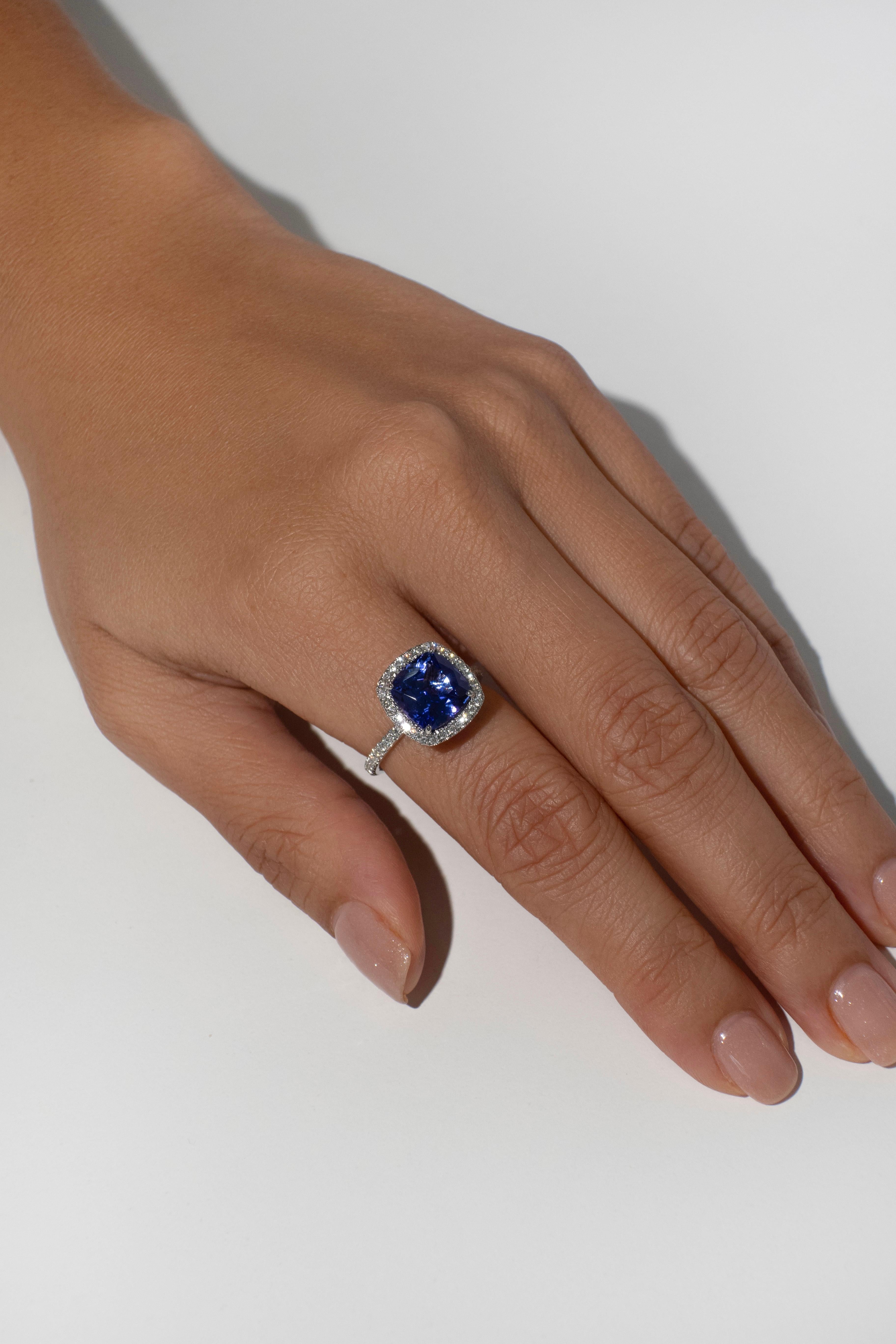 3.70 Carat Cushion Cut Tanzanite Ring with Diamond Halo Ring in 18k In New Condition For Sale In Bangkok, TH