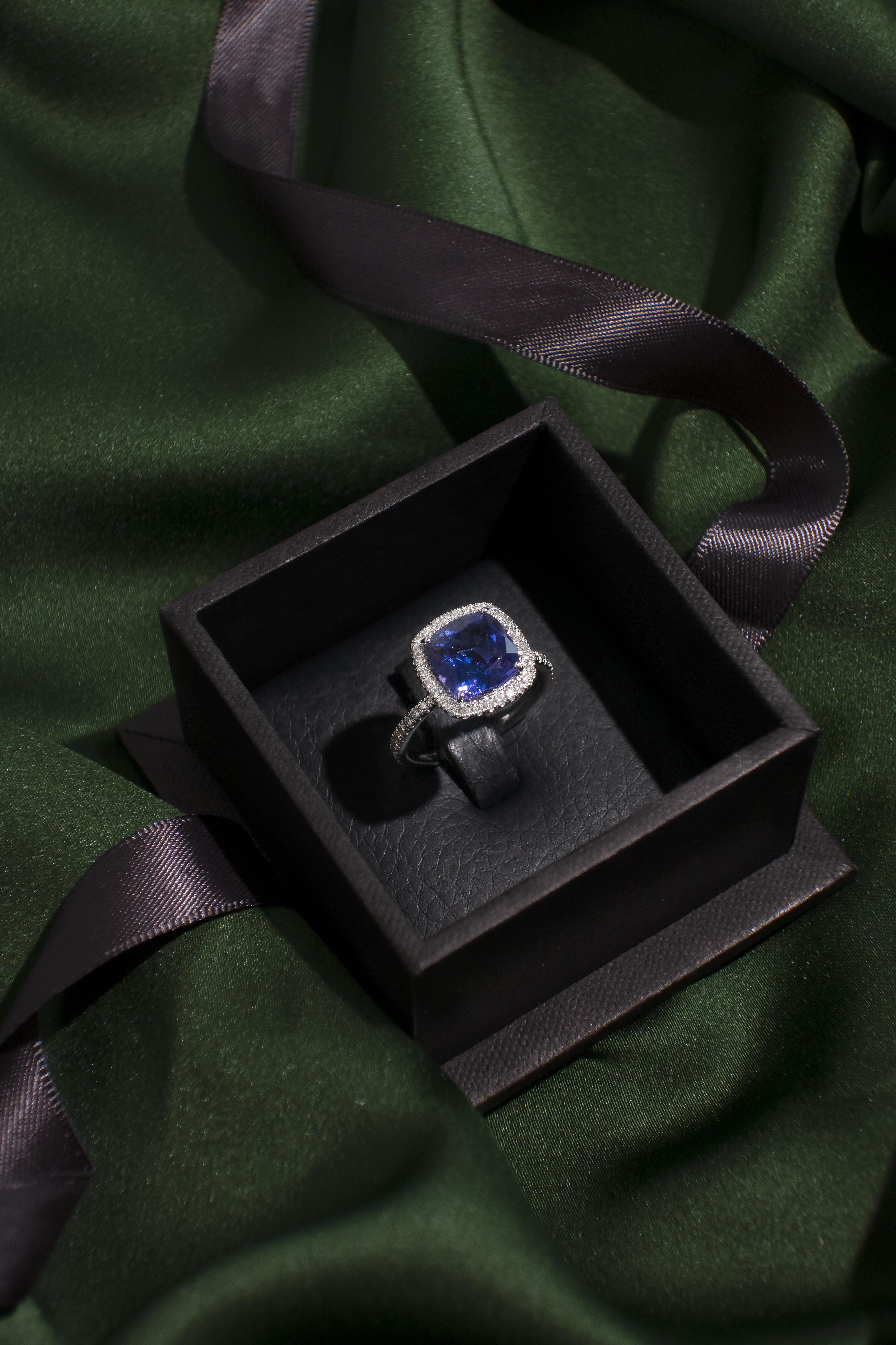 3.70 Carat Cushion Cut Tanzanite and Diamond Halo Ring in 18k For Sale 4