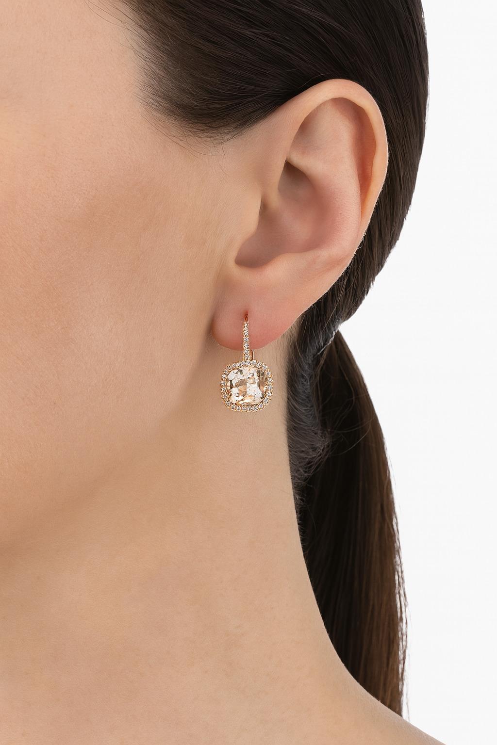 Questi eleganti orecchini a goccia mettono in risalto la morbida bellezza delle morganiti color rosa blush incorniciate da scintillanti aureole di diamanti. La coppia è composta da 3,70 carati di morganiti naturali tagliate a cuscino con una