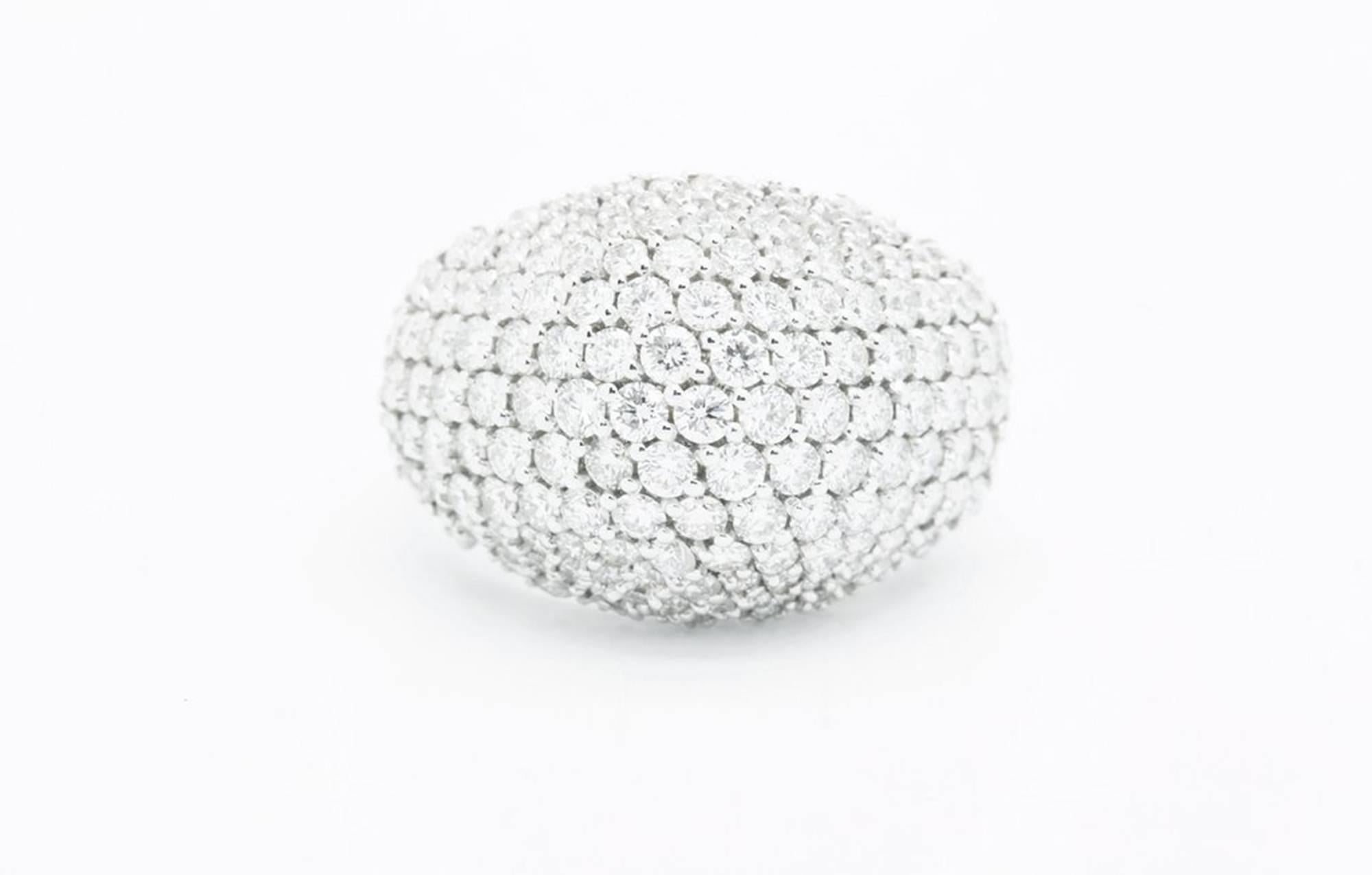 Taille ronde Bague Dome en or blanc 18 carats avec pavé de diamants de 3,70 carats