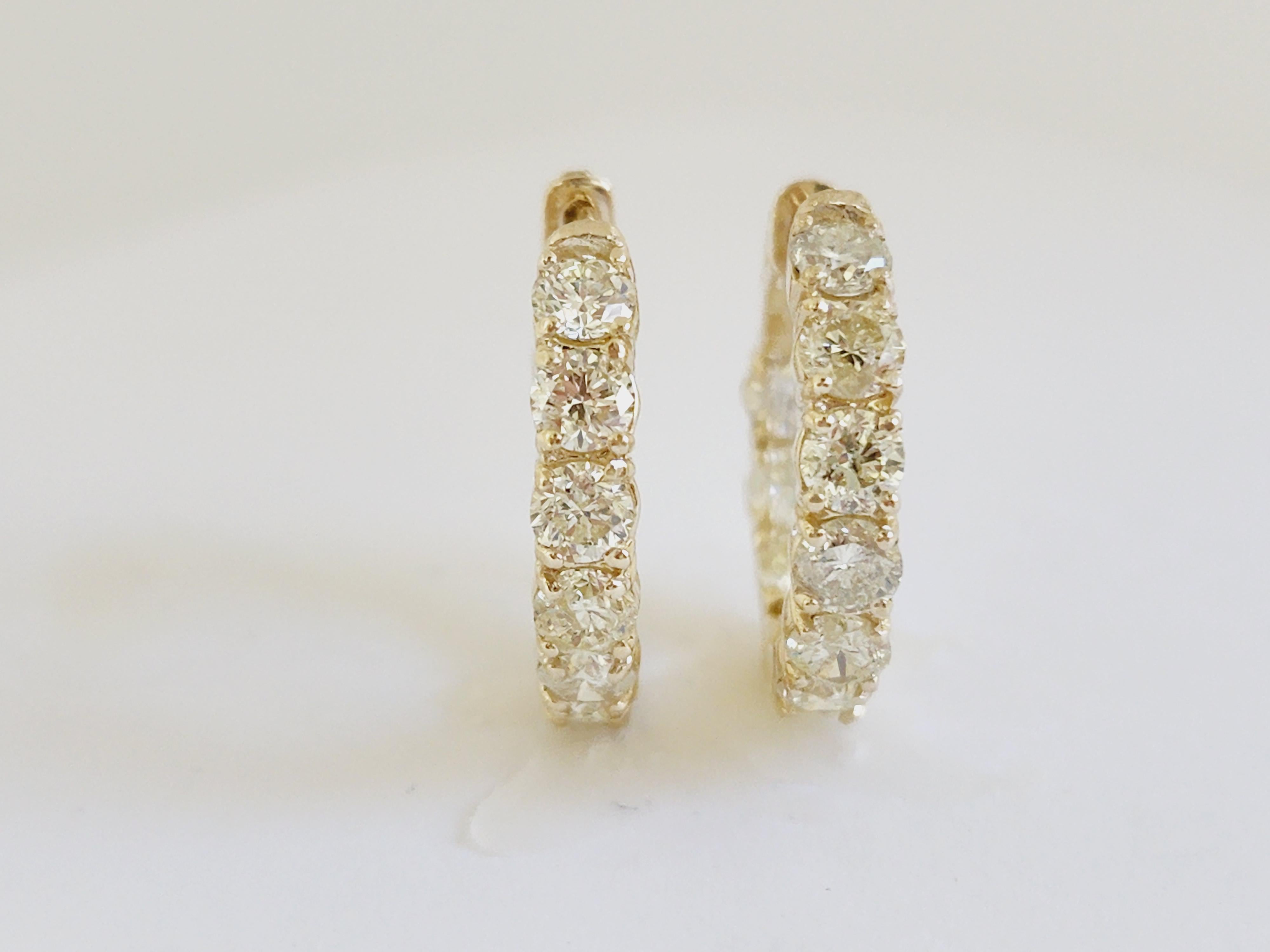 Wunderschönes Paar diamantener Huggie-Reifen-Ohrringe aus 14k Gelbgold. Wird mit einem Druckknopfverschluss gesichert und getragen. Eleganz für jeden Augenblick. Stil von innen nach außen
Durchschnittliche Farbe I-J, Reinheit VS-SI, 
Misst 0,75 Zoll