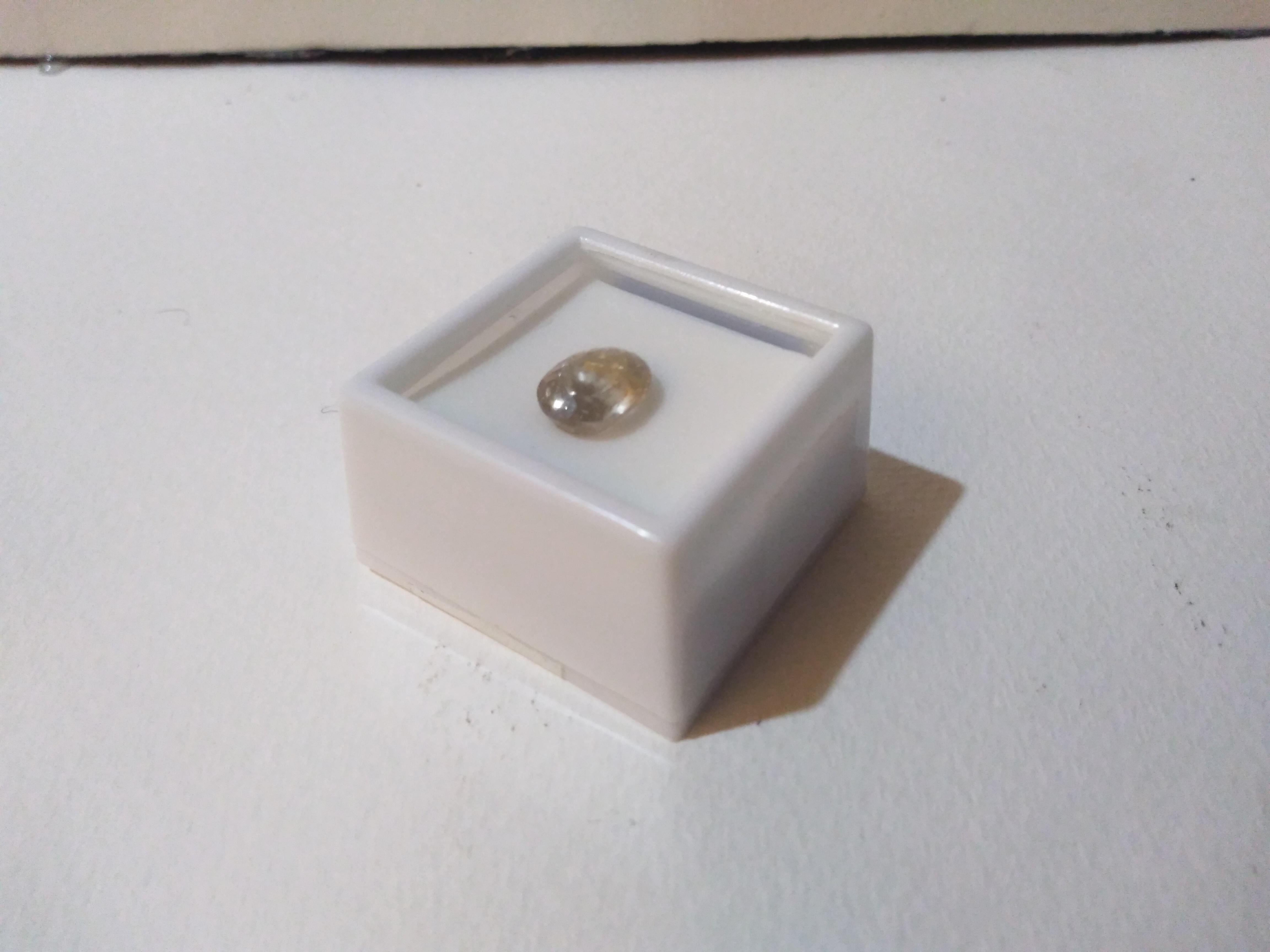 Dies ist ein natürliches Exemplar. Es handelt sich um einen goldenen Rutilquarz-Stein. Er kann an einem Ring, Armband oder Anhänger befestigt werden.