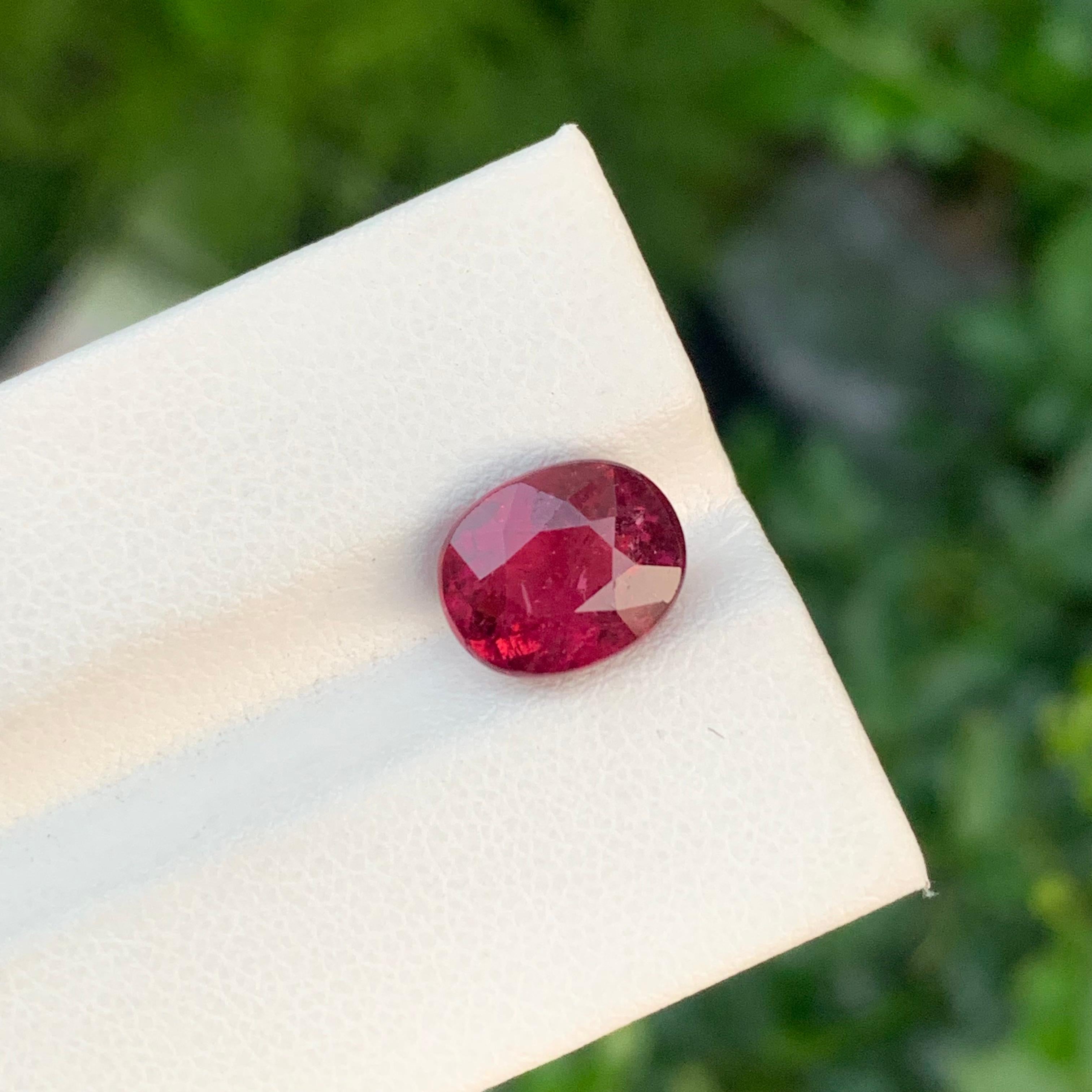 3,70 Karat Wunderschöner facettierter Rubellit-Turmalin in ovaler Form für Ring in Ovalform mit Rubellit im Angebot 4