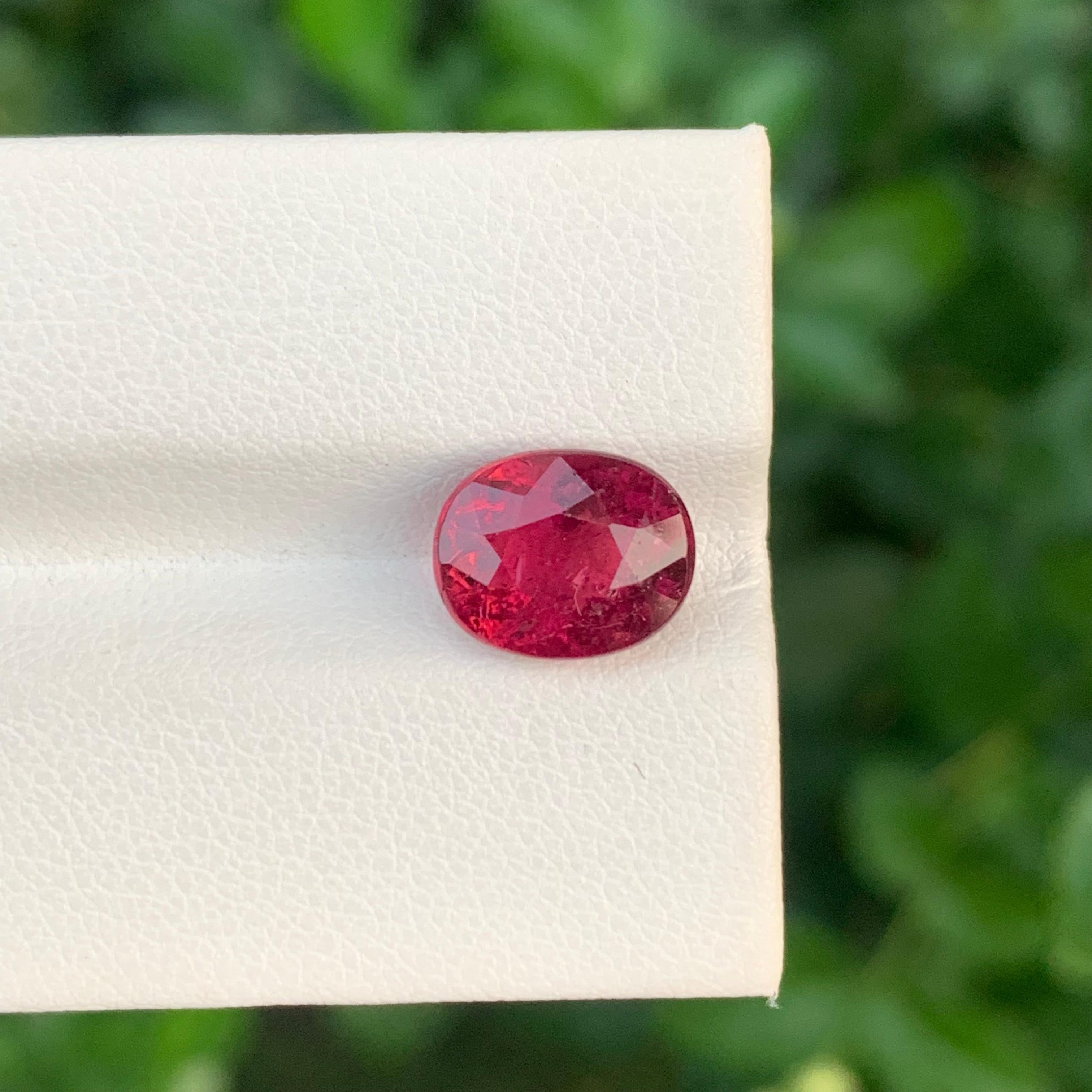 3,70 Karat Wunderschöner facettierter Rubellit-Turmalin in ovaler Form für Ring in Ovalform mit Rubellit (Arts and Crafts) im Angebot