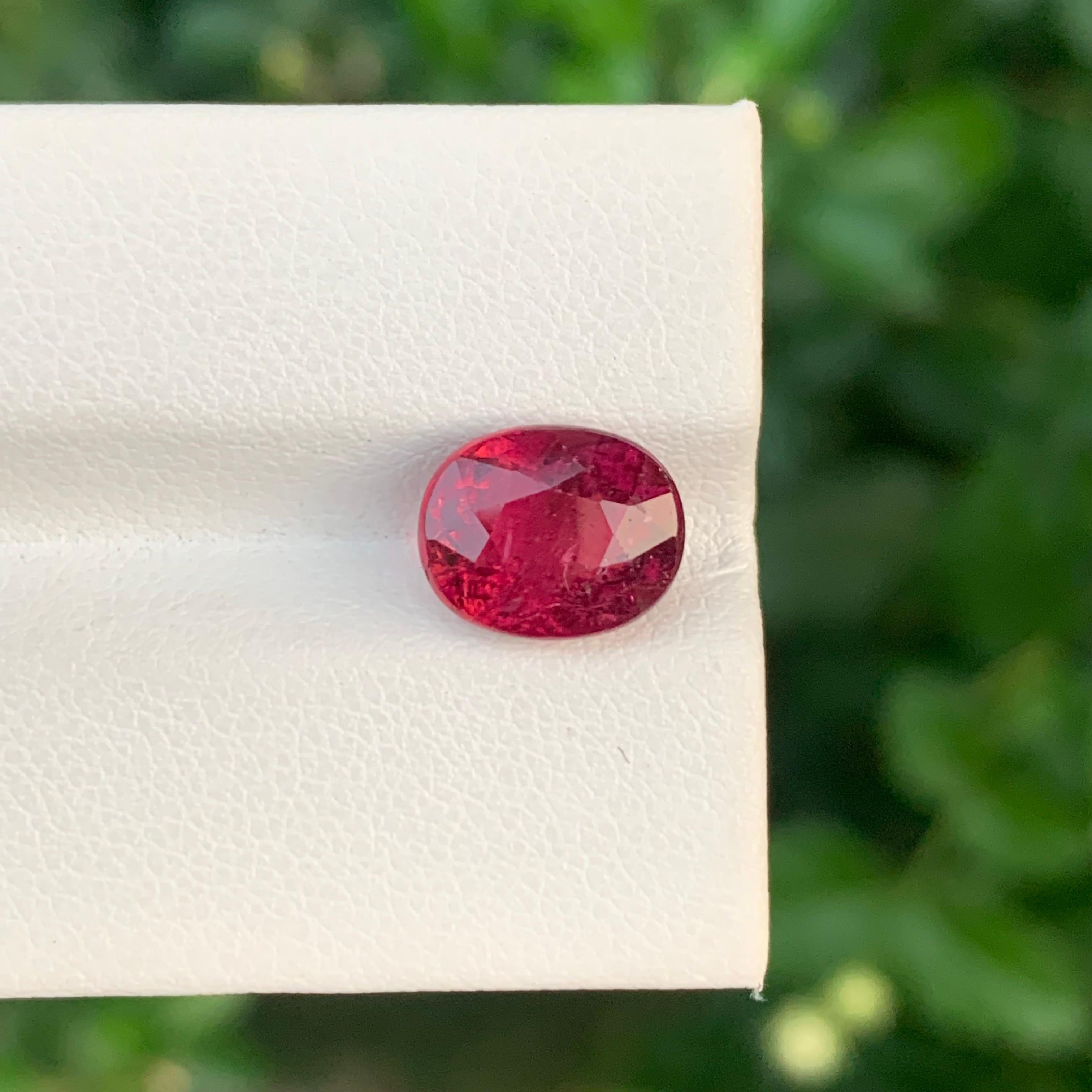 3,70 Karat Wunderschöner facettierter Rubellit-Turmalin in ovaler Form für Ring in Ovalform mit Rubellit (Ovalschliff) im Angebot