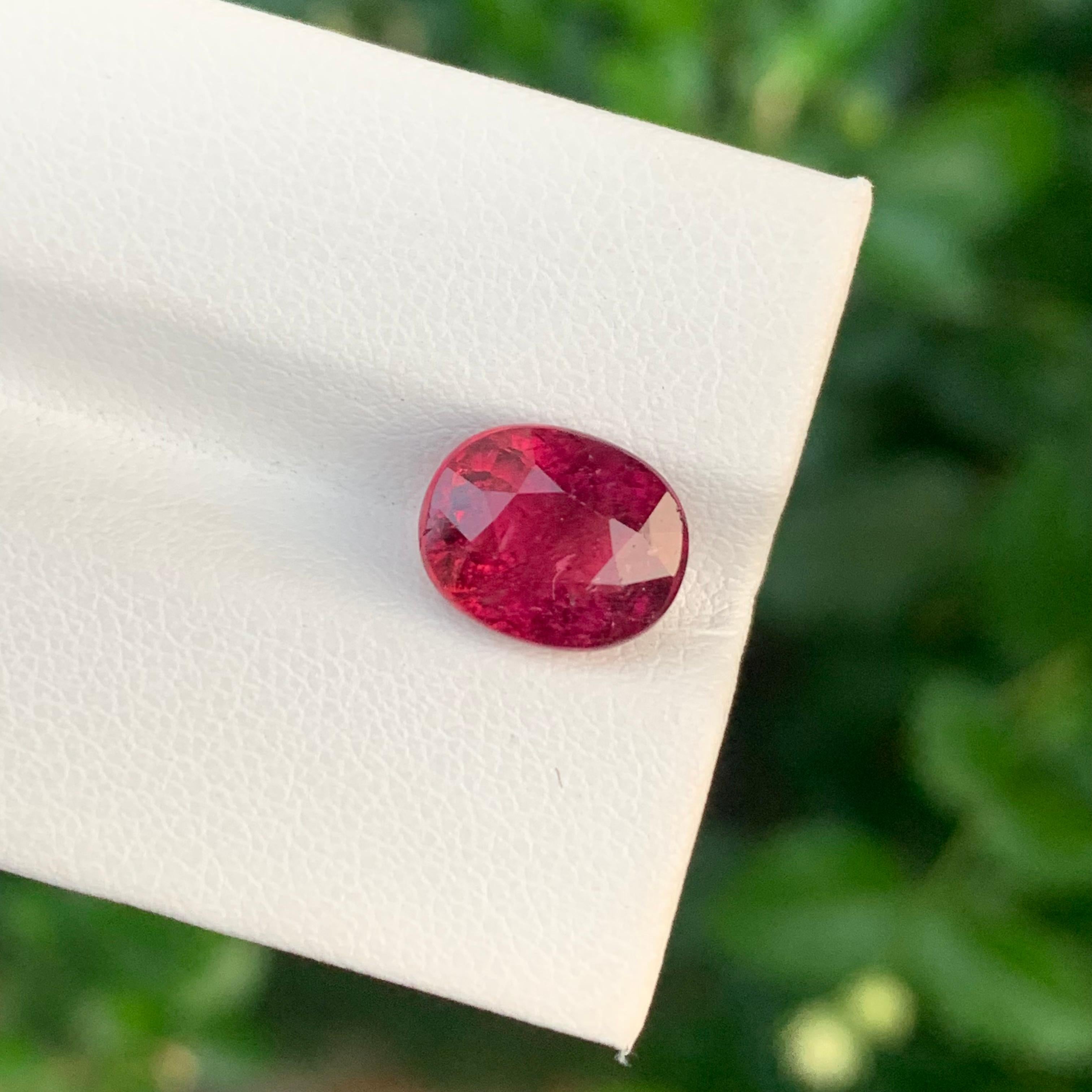 3,70 Karat Wunderschöner facettierter Rubellit-Turmalin in ovaler Form für Ring in Ovalform mit Rubellit im Zustand „Neu“ im Angebot in Peshawar, PK