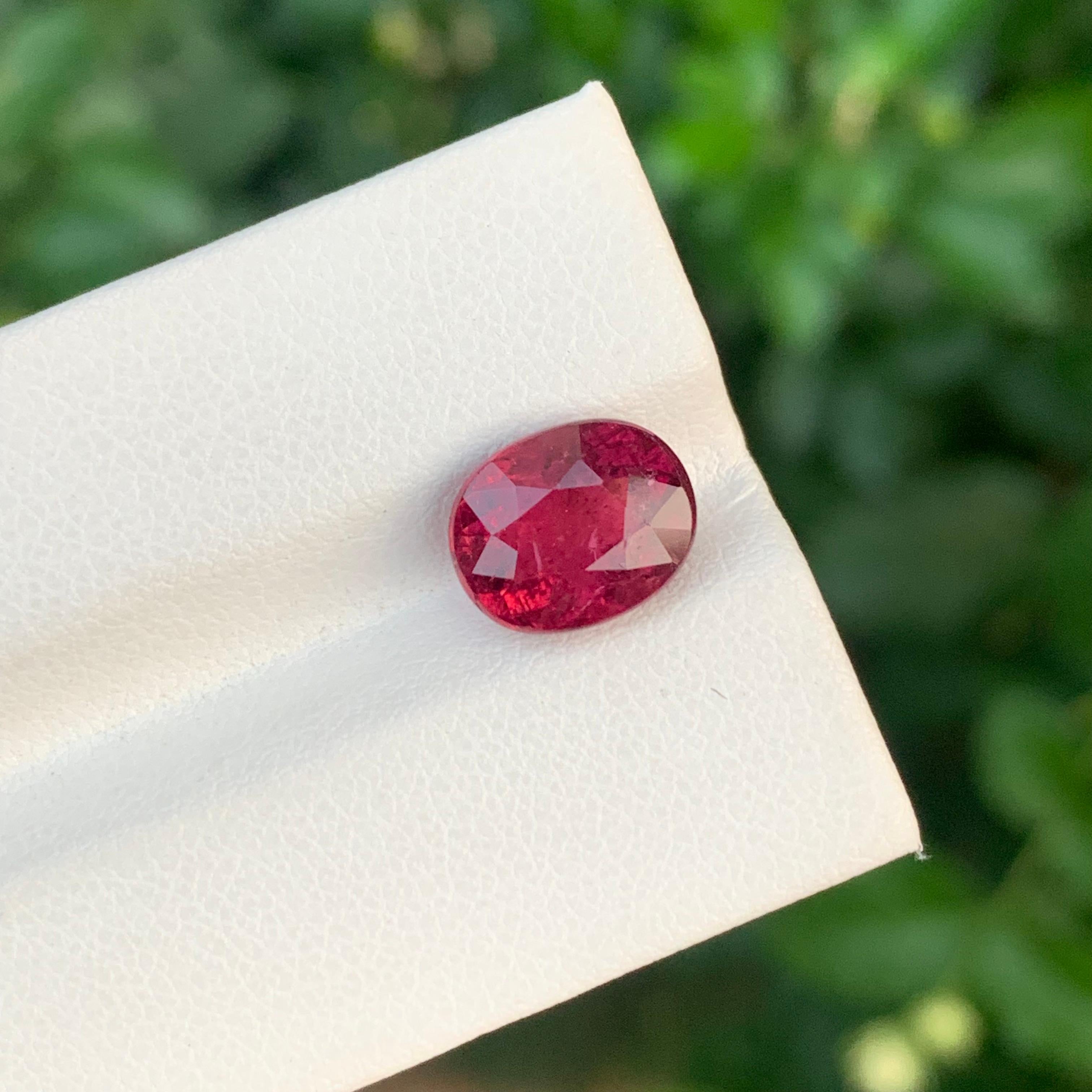 3,70 Karat Wunderschöner facettierter Rubellit-Turmalin in ovaler Form für Ring in Ovalform mit Rubellit für Damen oder Herren im Angebot