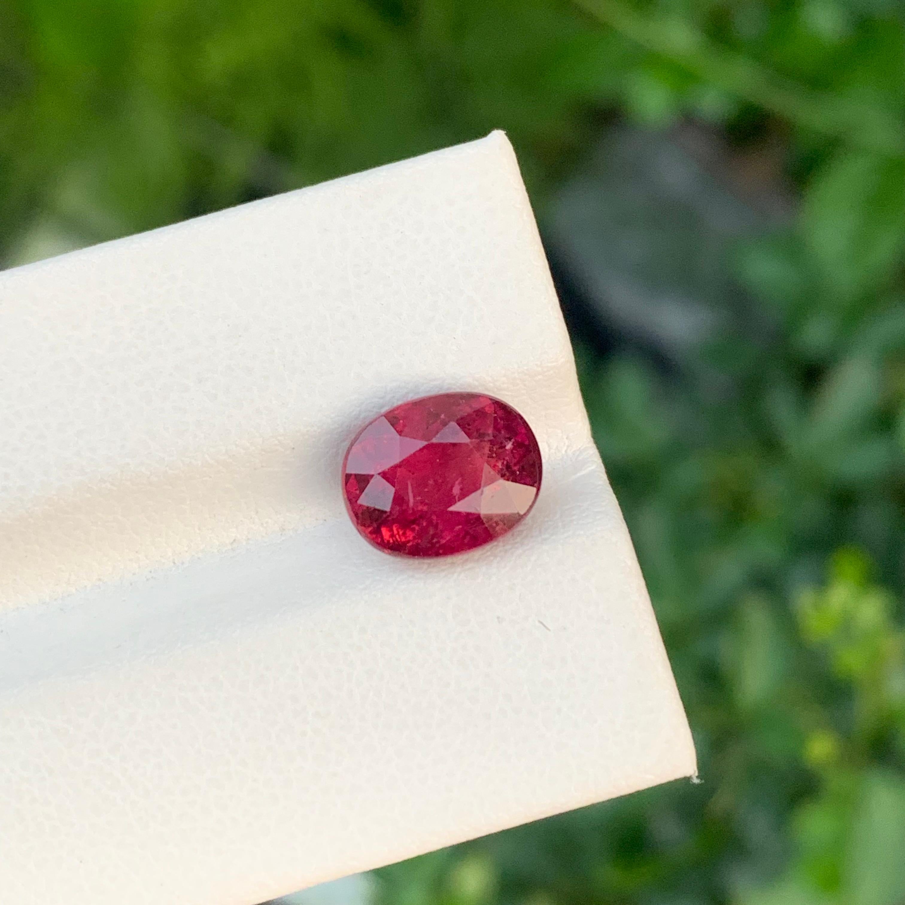 3,70 Karat Wunderschöner facettierter Rubellit-Turmalin in ovaler Form für Ring in Ovalform mit Rubellit im Angebot 1