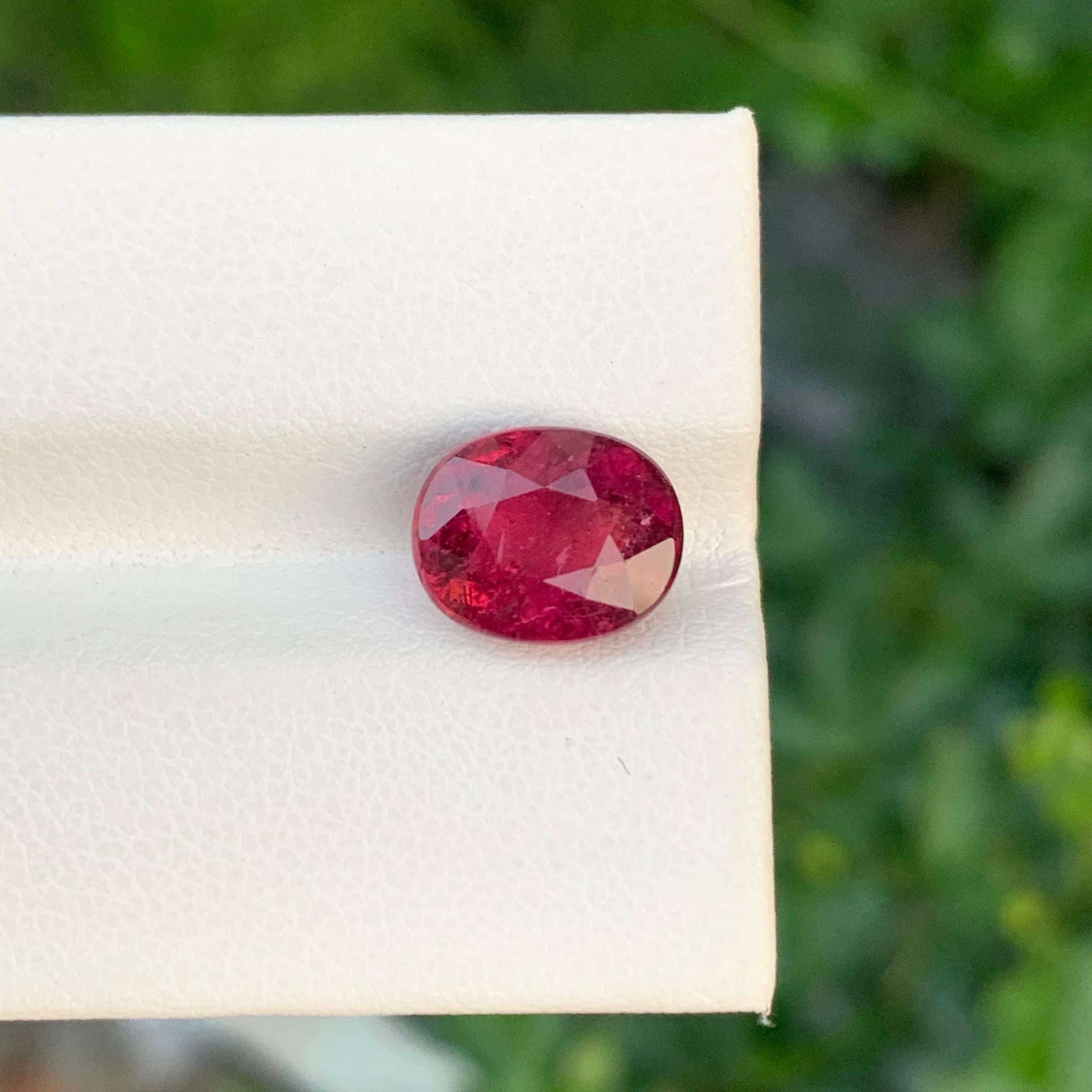 3,70 Karat Wunderschöner facettierter Rubellit-Turmalin in ovaler Form für Ring in Ovalform mit Rubellit im Angebot 2