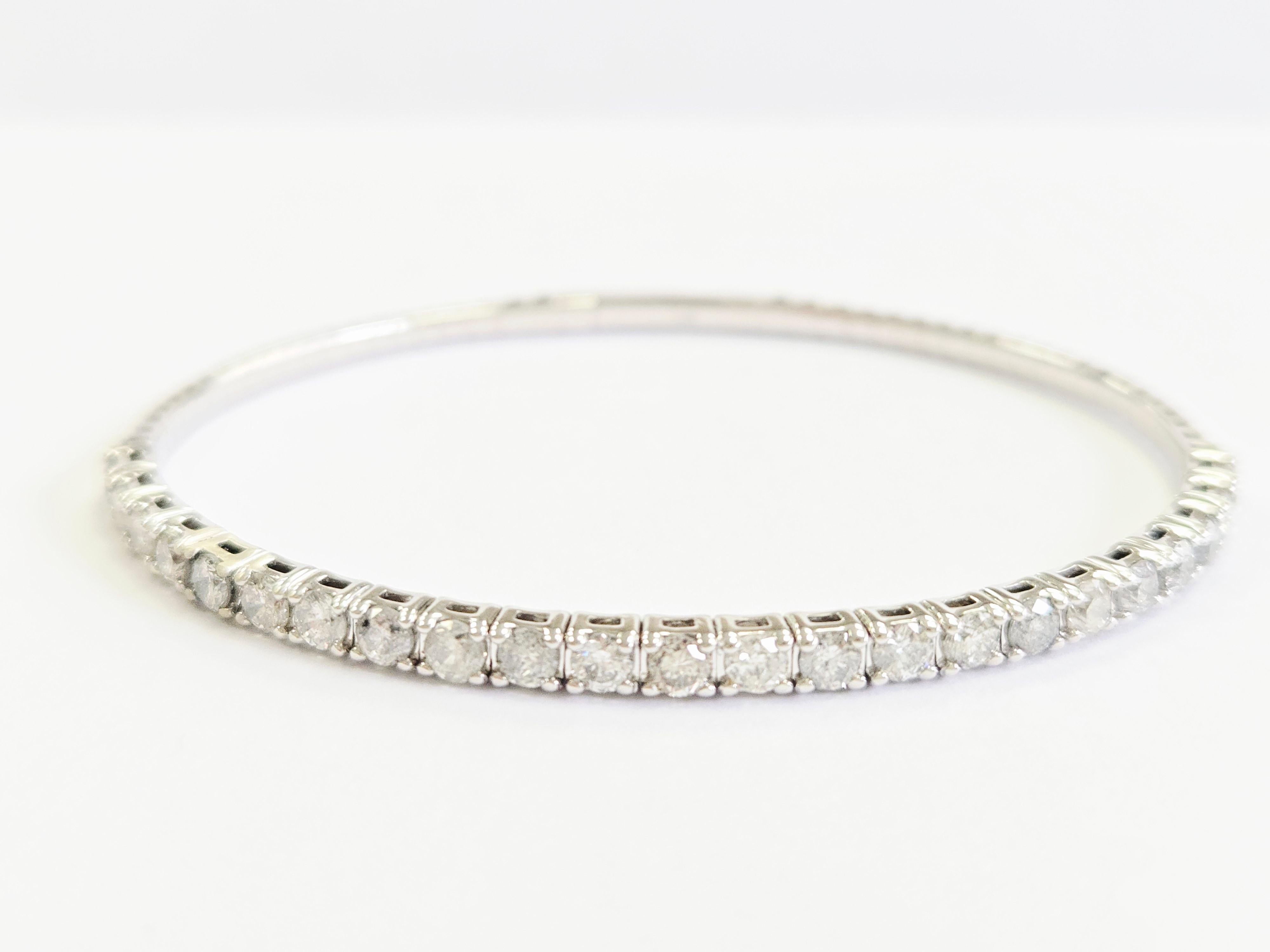 Total Carat Weight (CTW): 3.70 ctw
Material: 14k White Gold
Design: Flexible half-way around bangle, meaning it likely features diamonds set partway around the bracelet.
Size: 7 inches (fits wrist size)
Diamonds' Quality:
Average Color: