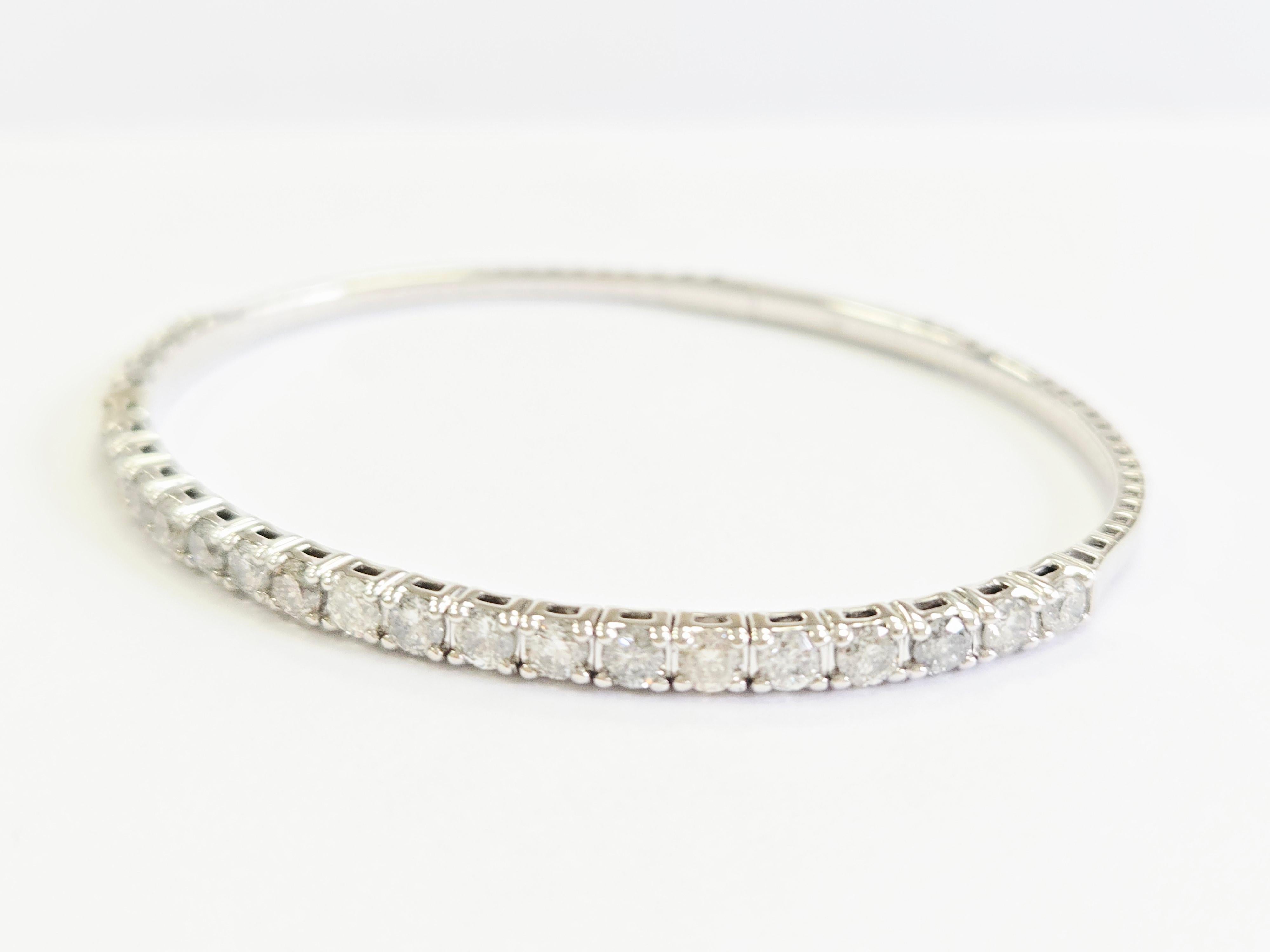 3.70 Carat Natural Diamond Flexible Bangle White Gold 14 Karat Corte redondo en venta
