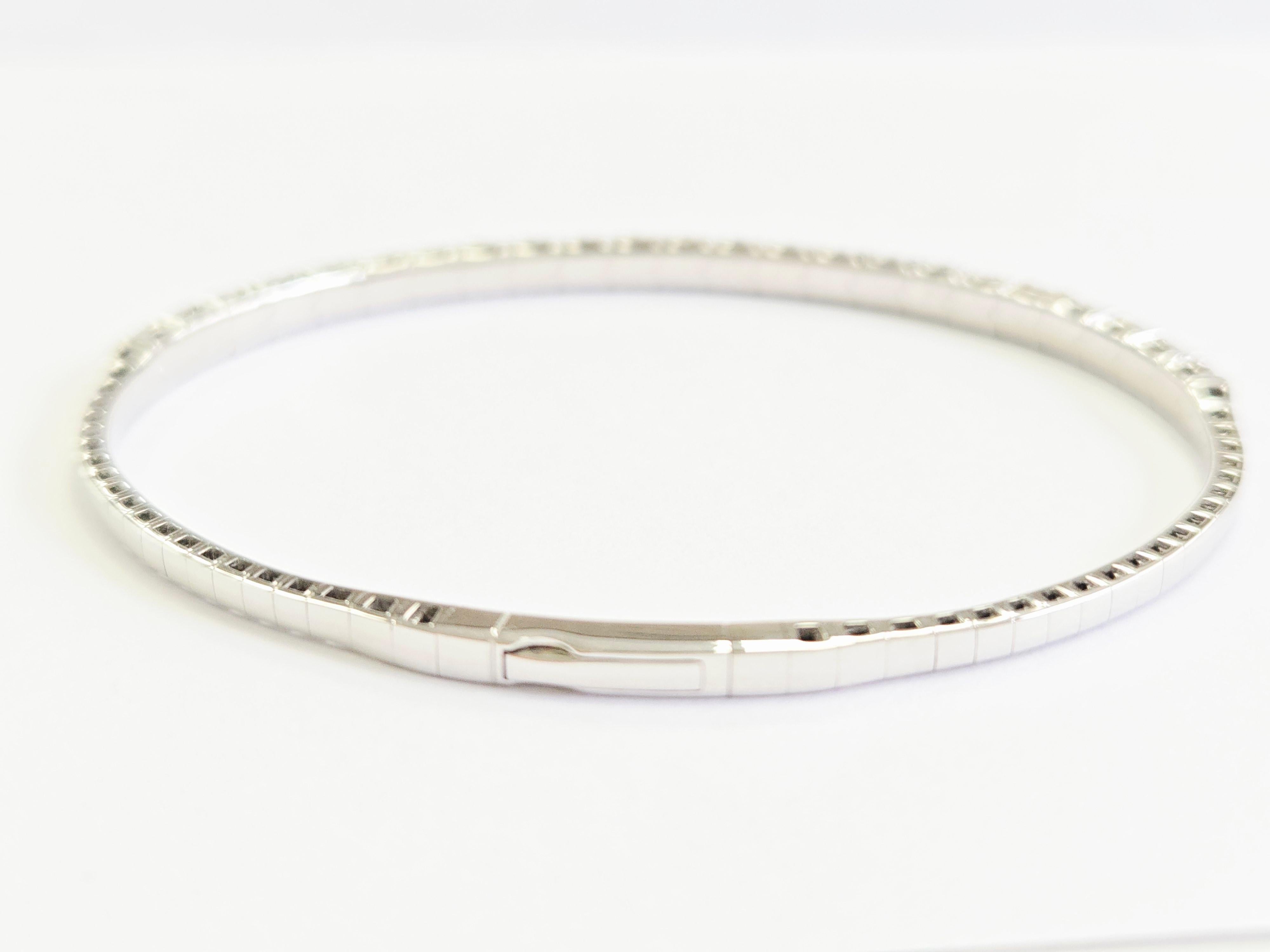Femenino o masculino 3.70 Carat Natural Diamond Flexible Bangle White Gold 14 Karat en venta
