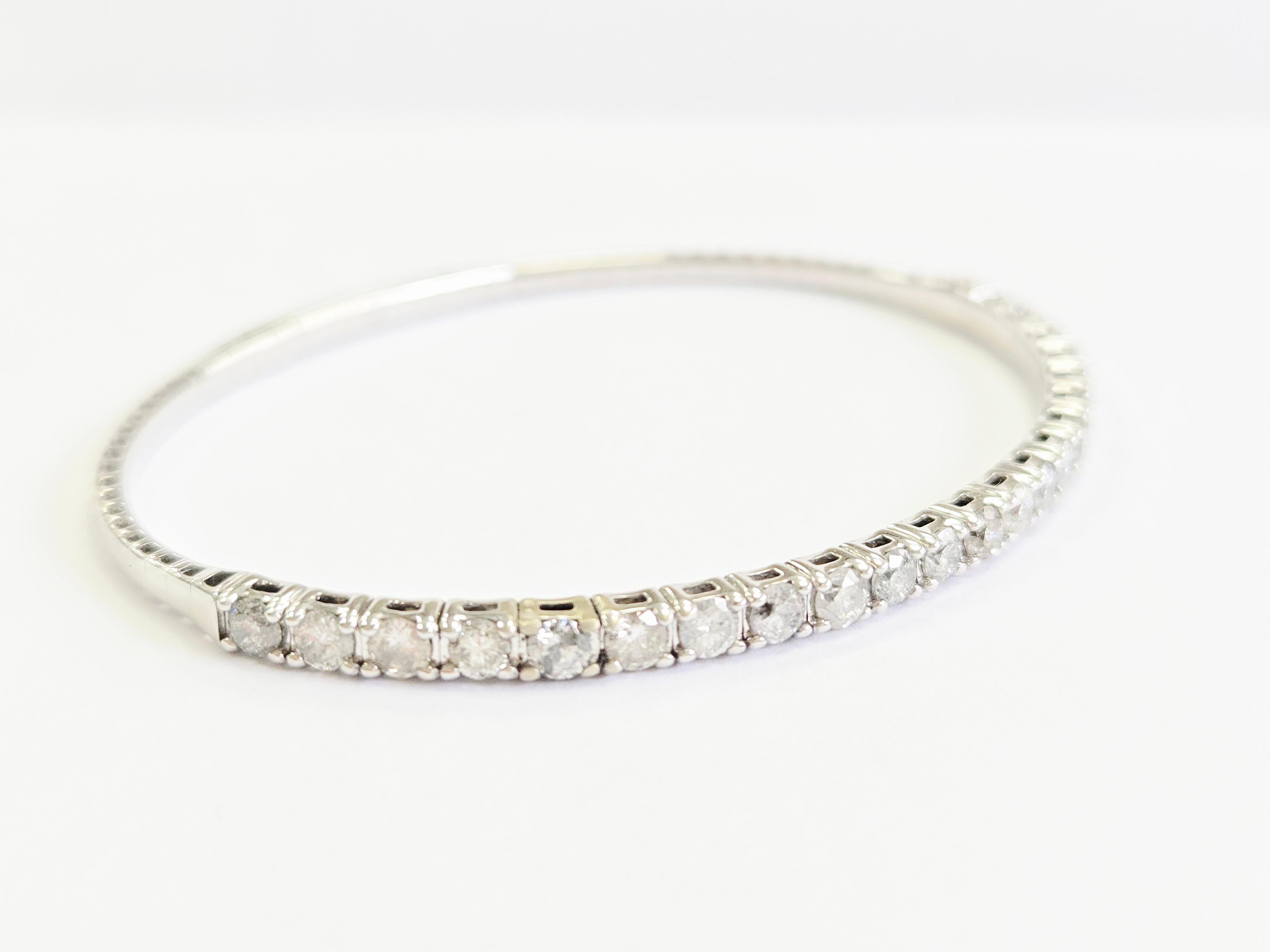 3.70 Carat Natural Diamond Flexible Bangle White Gold 14 Karat en venta 2