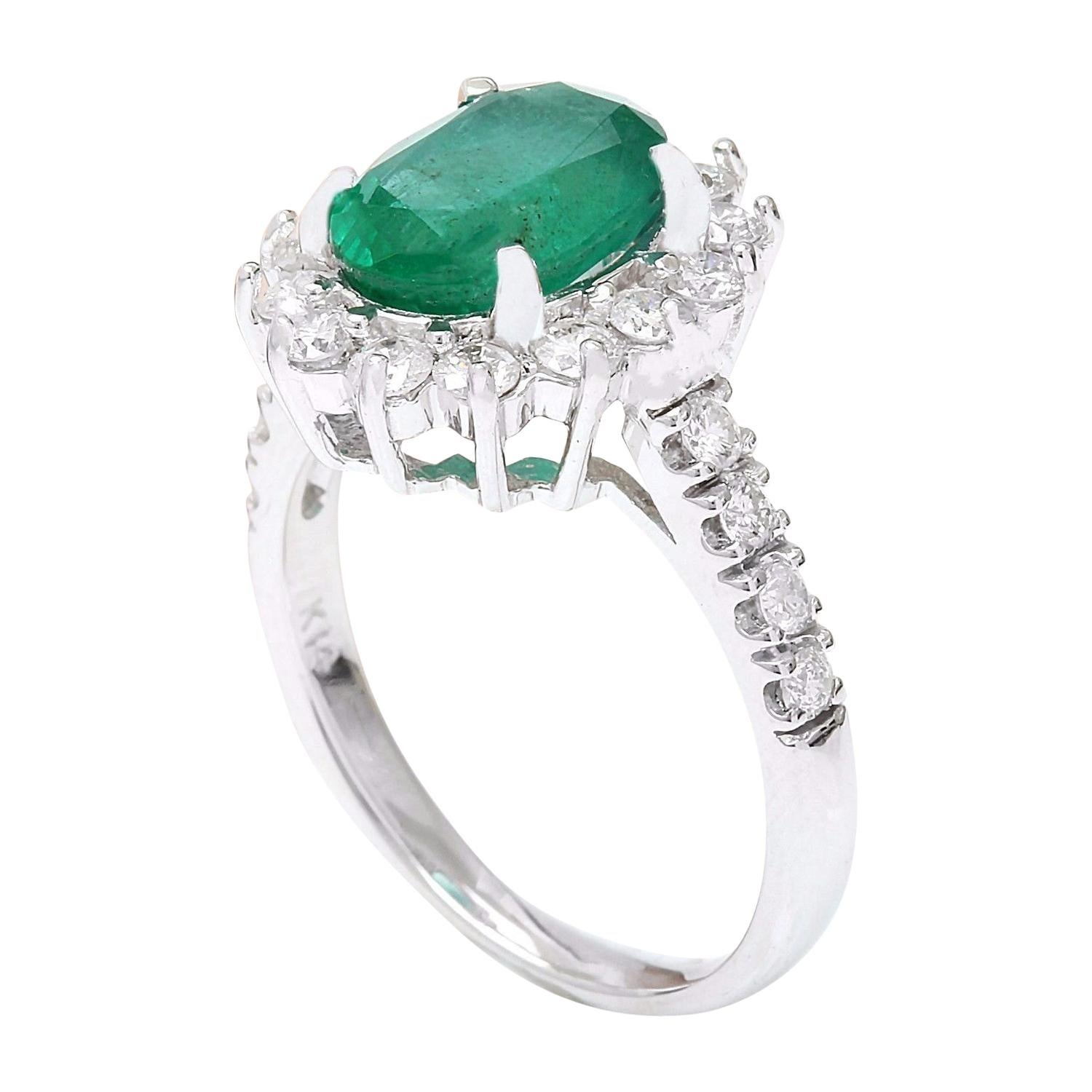 Natural Emerald 14 Karat Solid White Gold Diamond Ring In New Condition For Sale In Los Angeles, CA