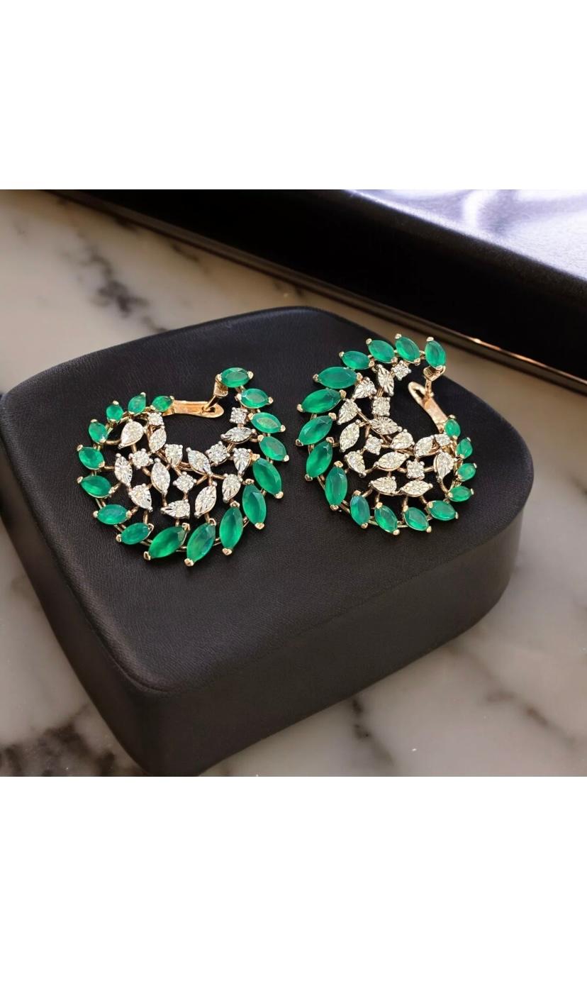 An exquisite Emeralds and Diamonds earrings.
Intricate design , elevate your timeless of beauty , and add a touch of sophistication and charm on your look.
Stunning earrings come in 14k rosé gold with lustrous Natural Emeralds of 3,70 carats, in