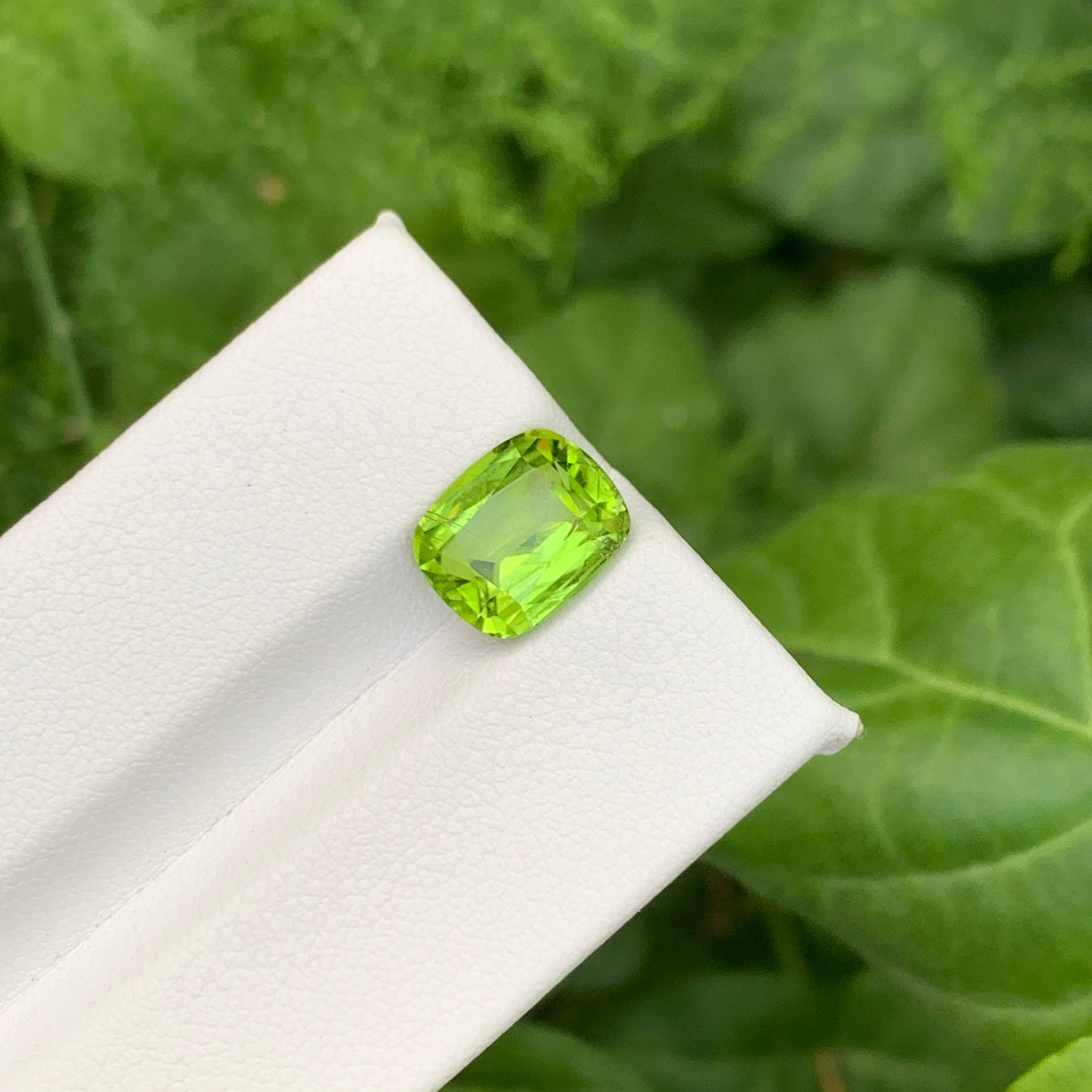 Moderno 3.70 Carat Natural Loose Green Peridot Stone Cushion Cut Pakistani Gemstone in vendita