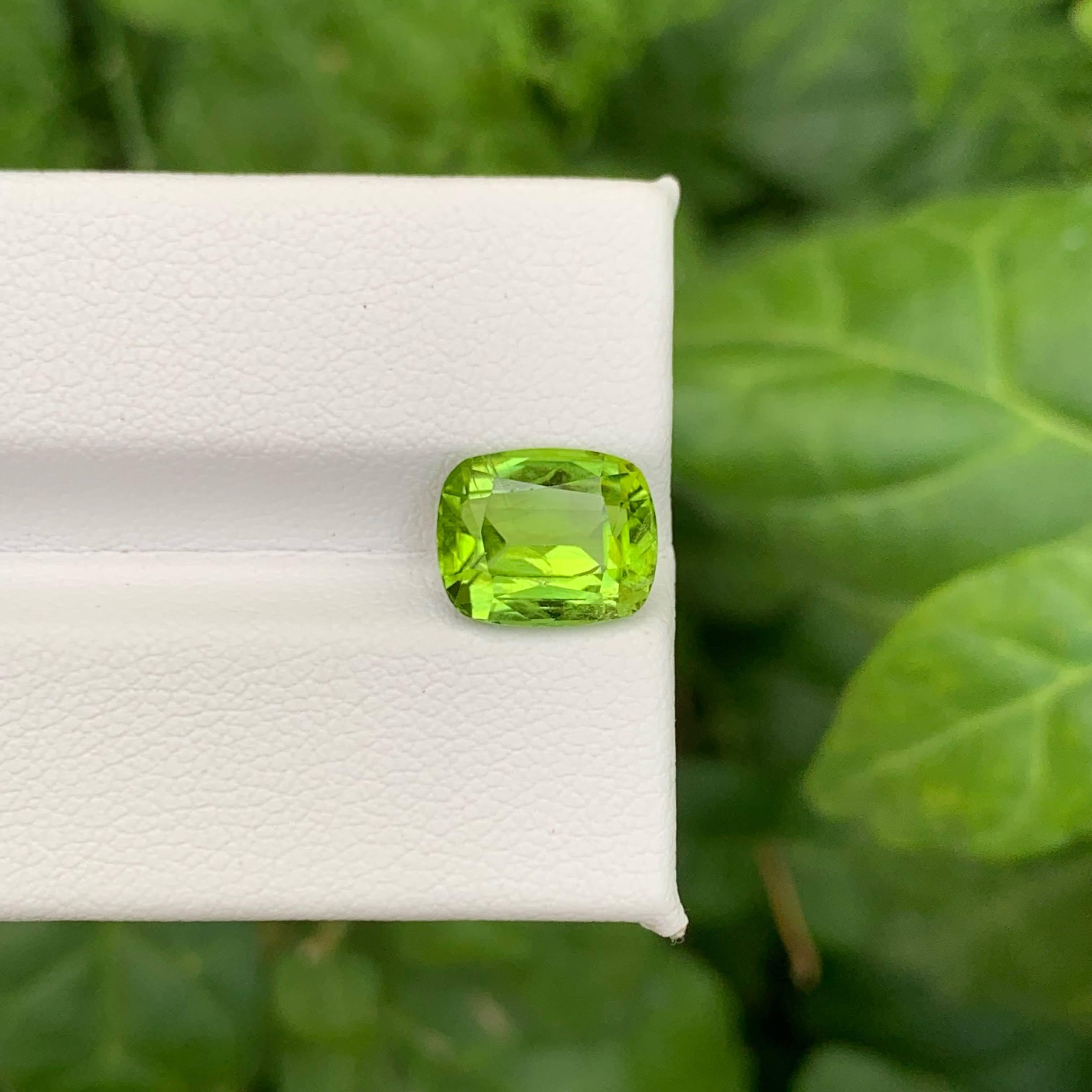 3.70 Carat Natural Loose Green Peridot Stone Cushion Cut Pakistani Gemstone In condizioni Nuovo in vendita a Bangkok, TH