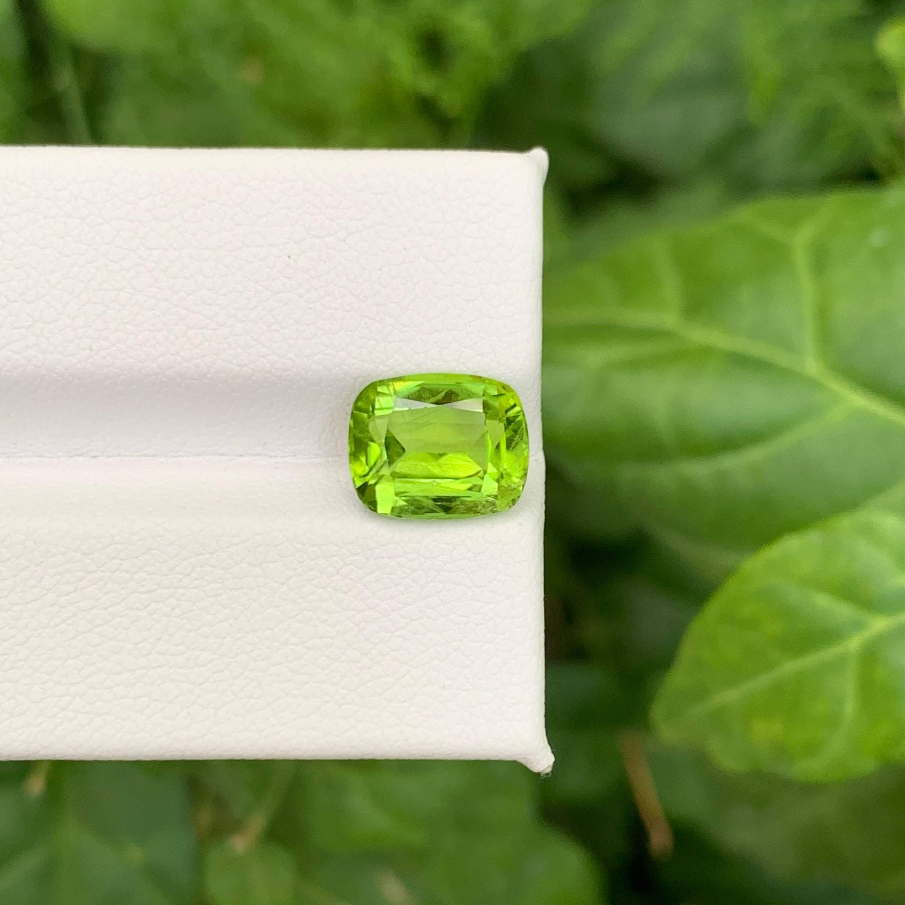 da uomo o donna 3.70 Carat Natural Loose Green Peridot Stone Cushion Cut Pakistani Gemstone in vendita