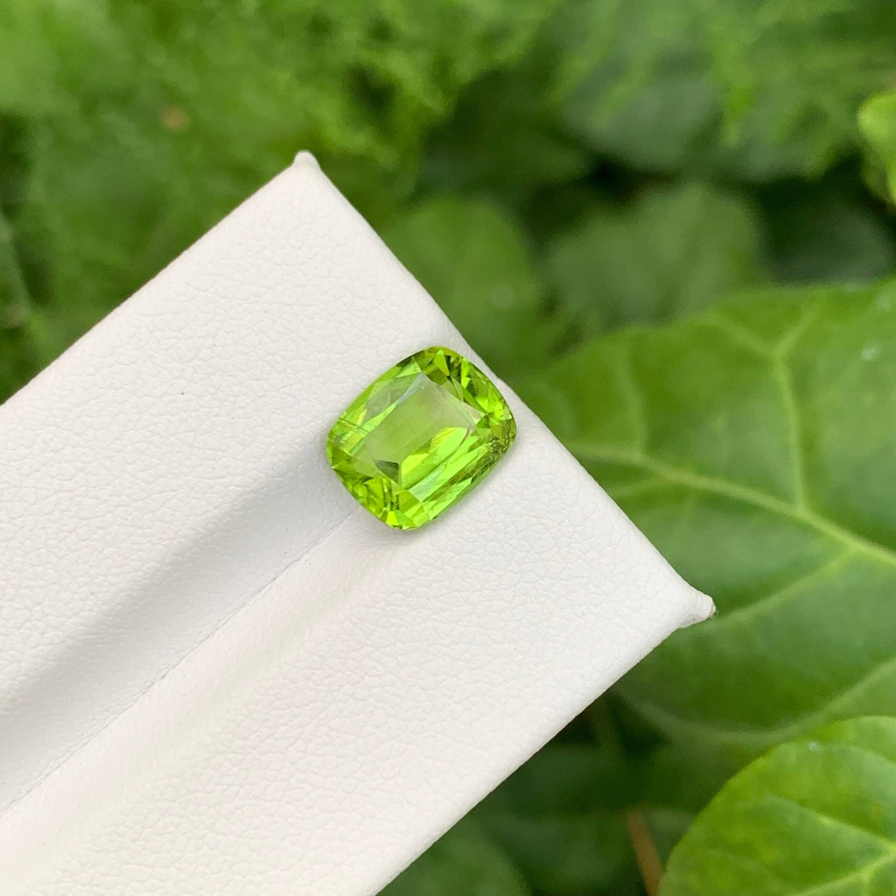 3.70 Carat Natural Loose Green Peridot Stone Cushion Cut Pakistani Gemstone in vendita 1