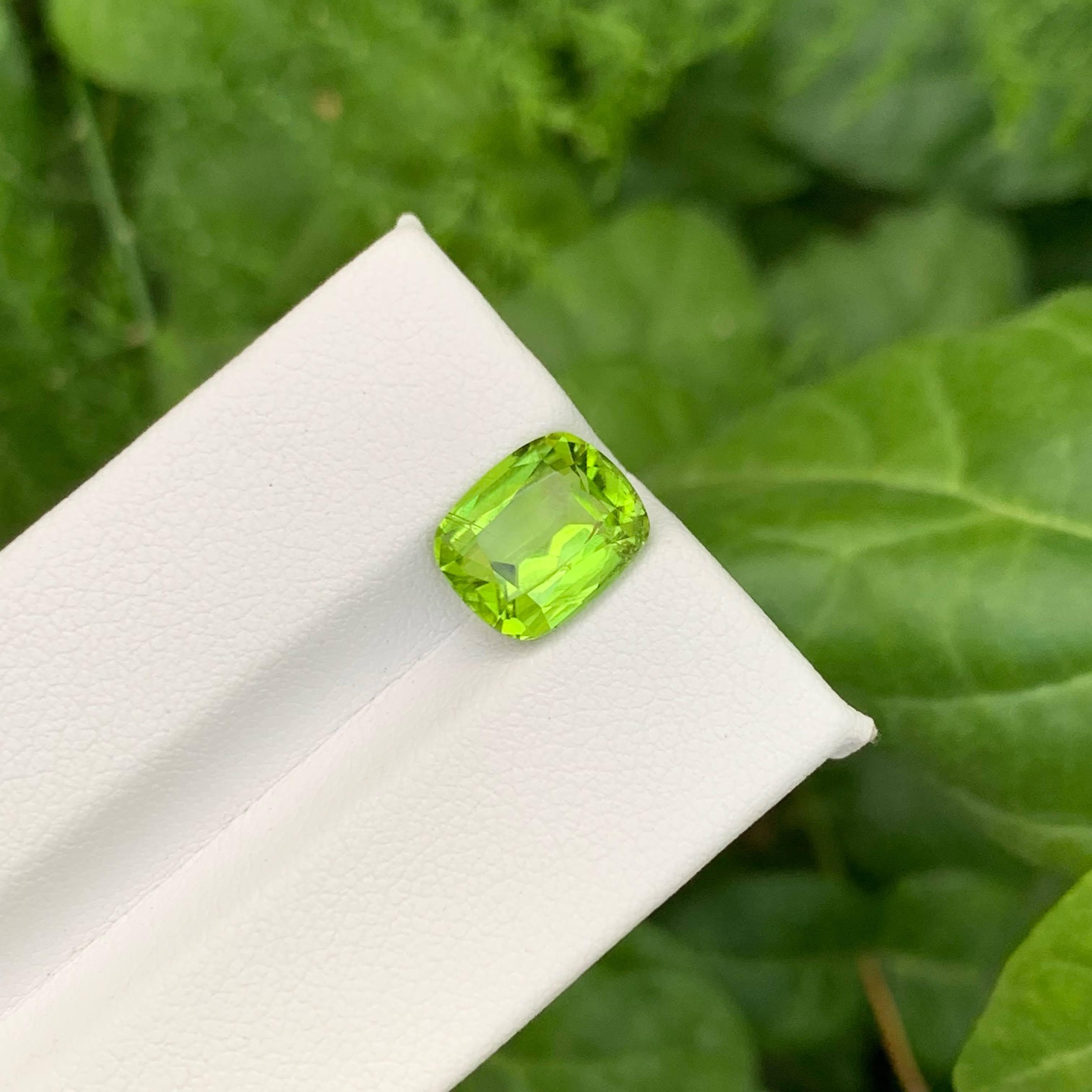 3.70 Carat Natural Loose Green Peridot Stone Cushion Cut Pakistani Gemstone in vendita 2