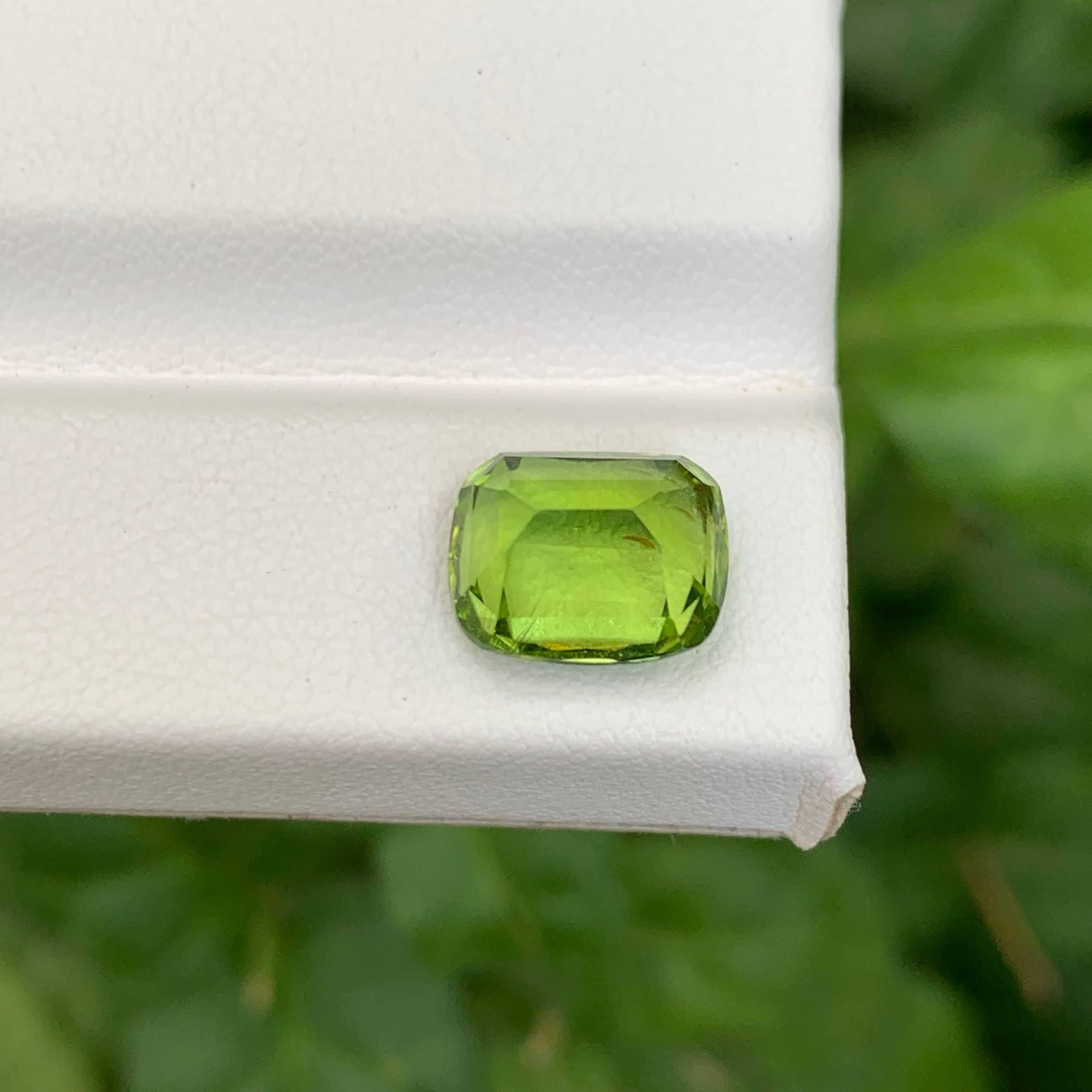 3.70 Carat Natural Loose Green Peridot Stone Cushion Cut Pakistani Gemstone in vendita 3