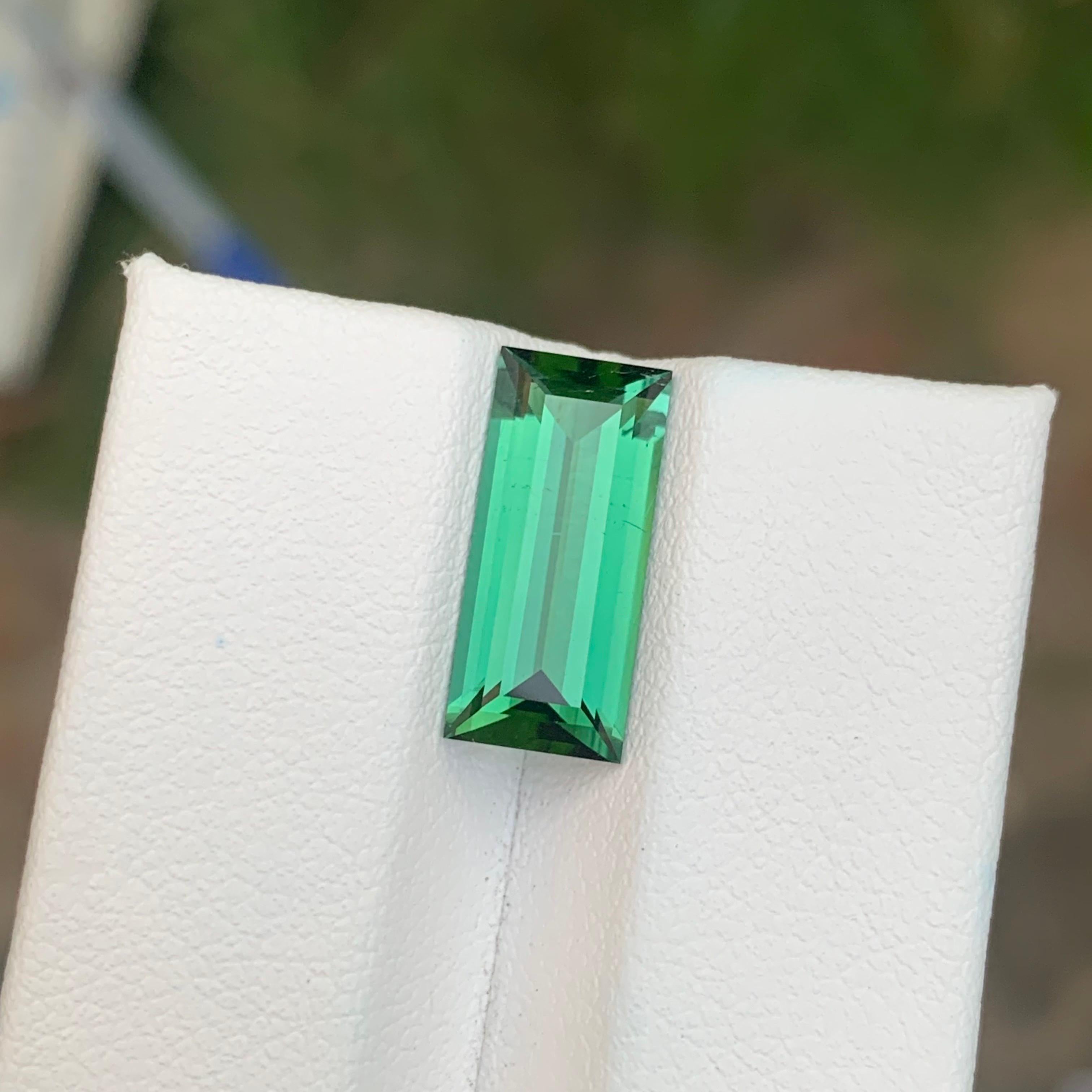 3.70 carati di tormalina verde naturale sciolta di forma baguette in vendita 4