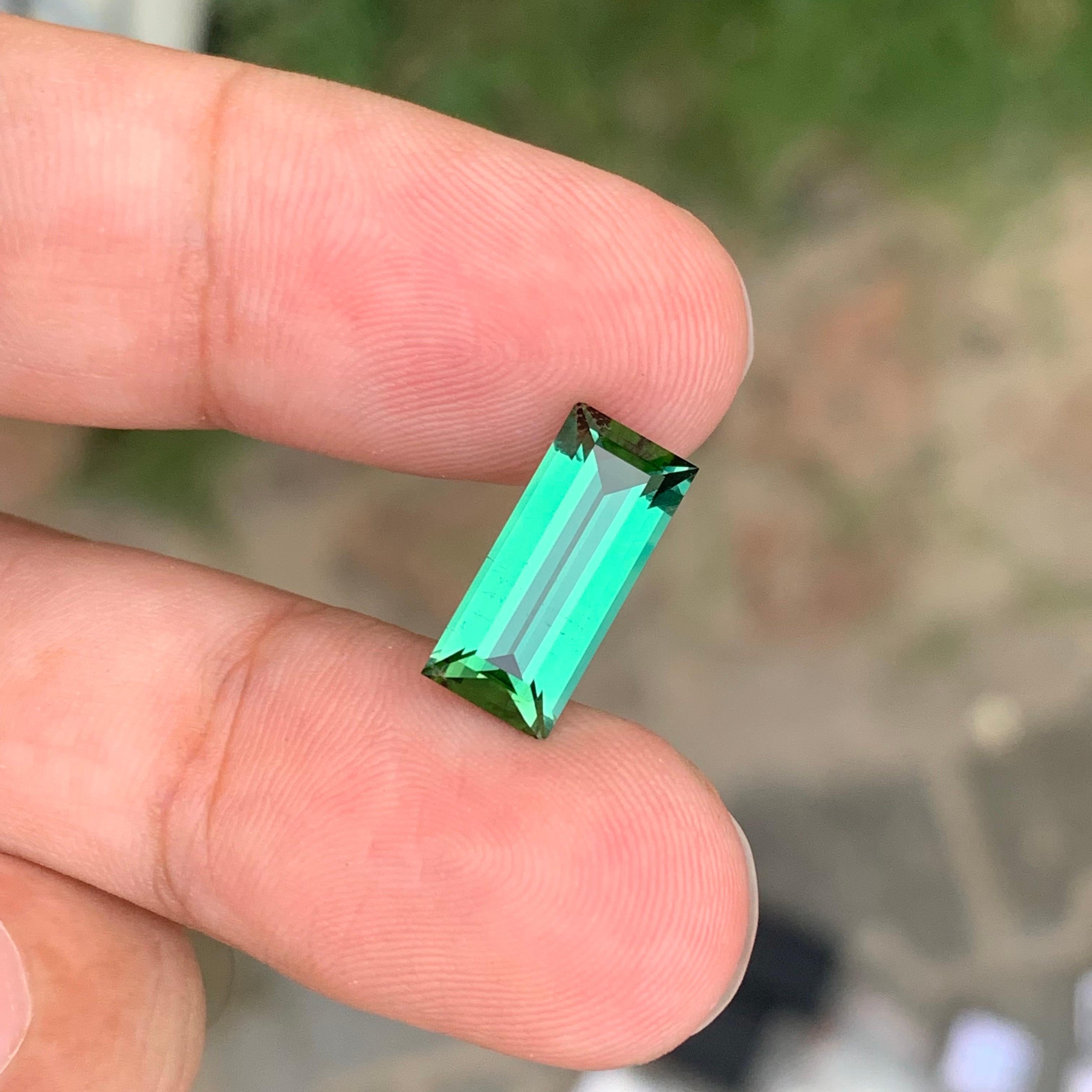 3.70 carati di tormalina verde naturale sciolta di forma baguette in vendita 5