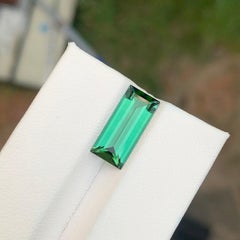 Pierre précieuse tourmaline verte de forme baguette naturelle non sertie de 3.70 carats