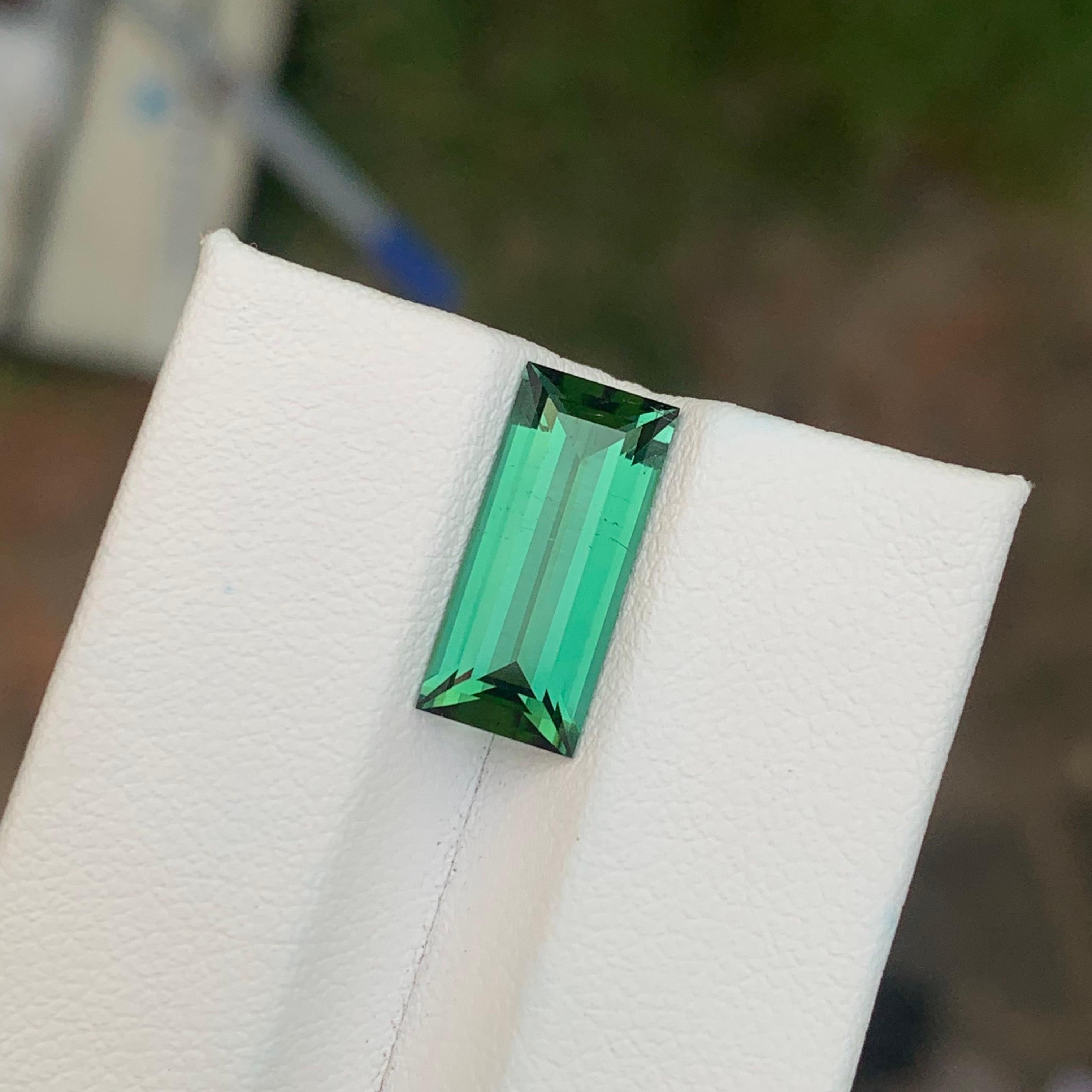 Taglio baguette 3.70 carati di tormalina verde naturale sciolta di forma baguette in vendita