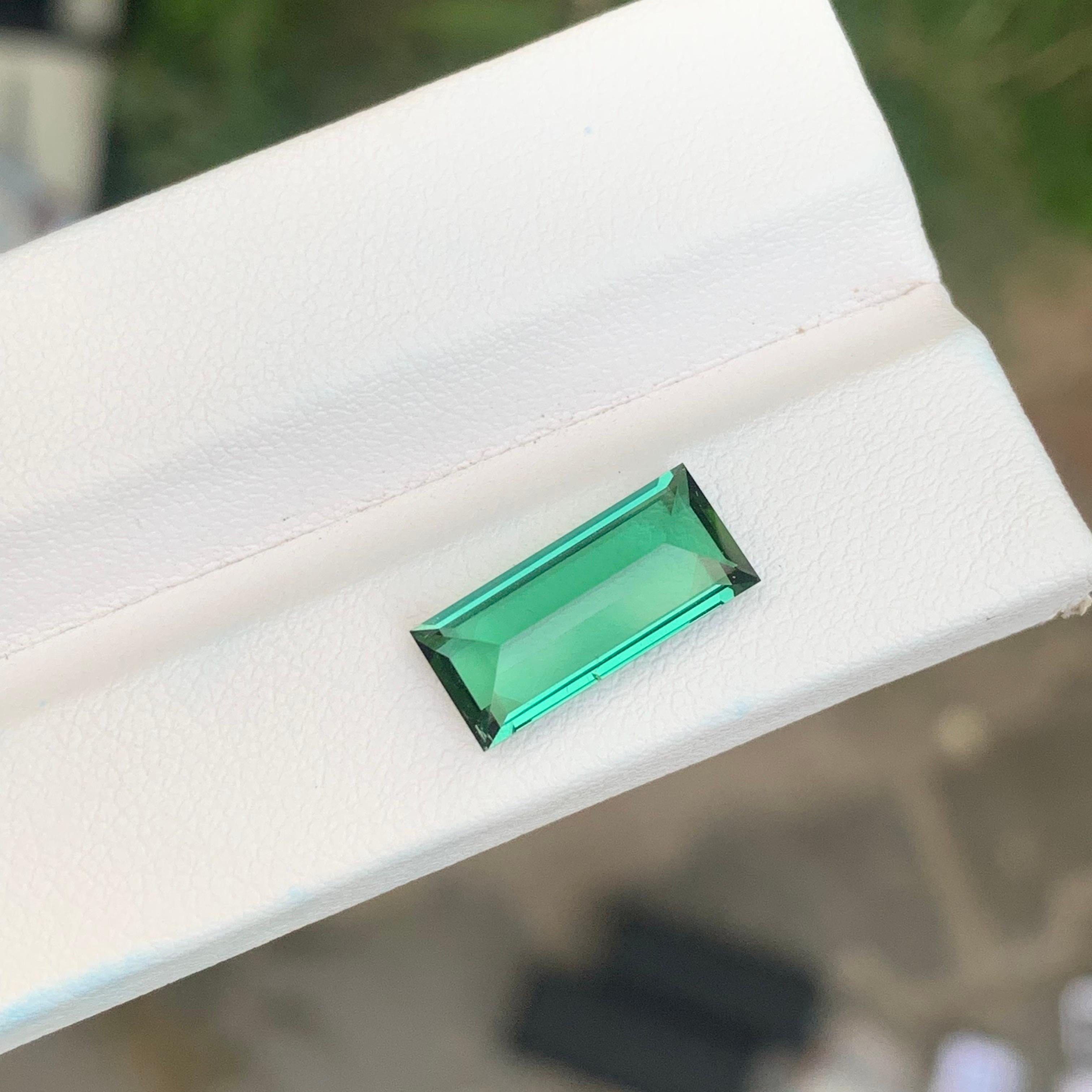 3.70 carati di tormalina verde naturale sciolta di forma baguette in vendita 1