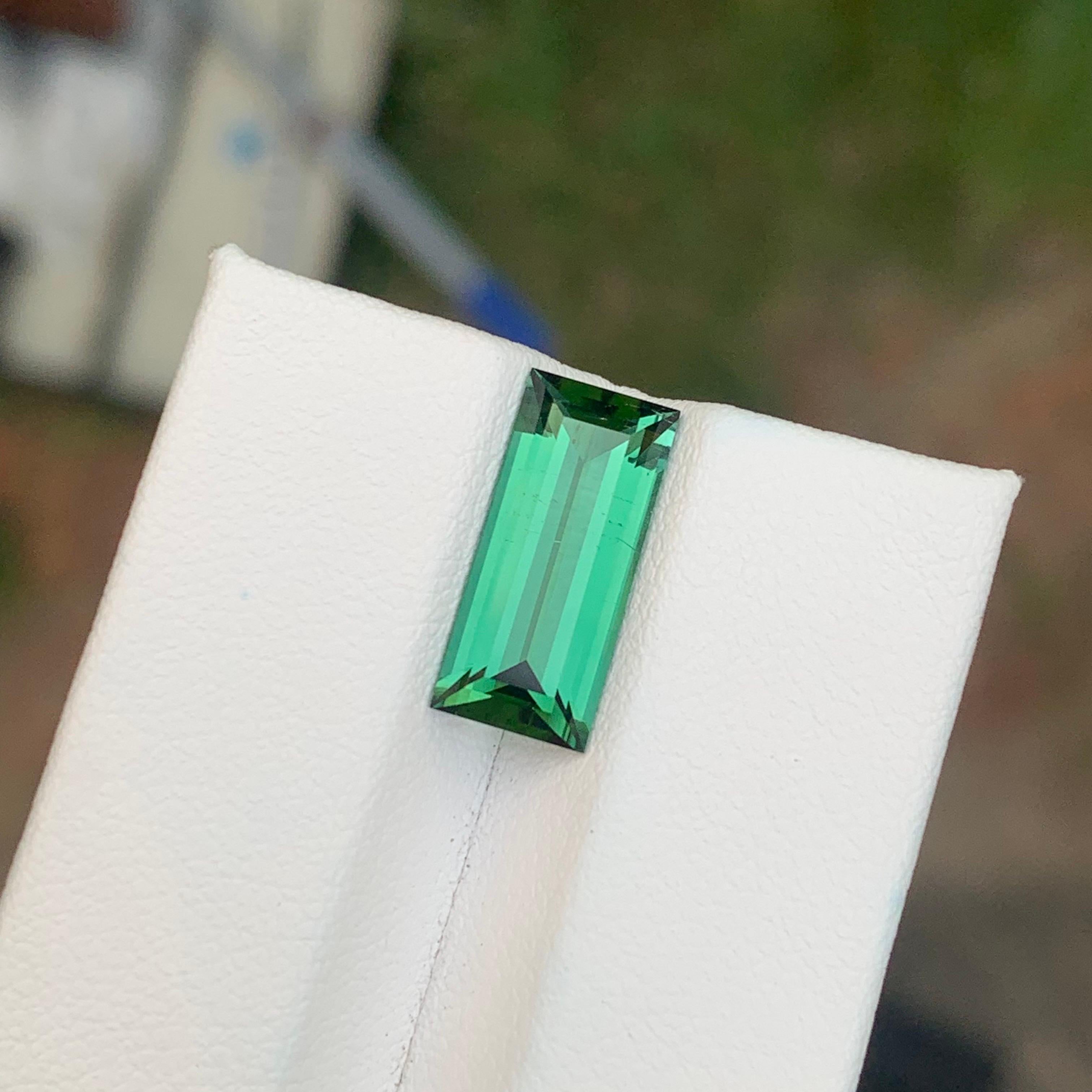 3.70 carati di tormalina verde naturale sciolta di forma baguette in vendita 3