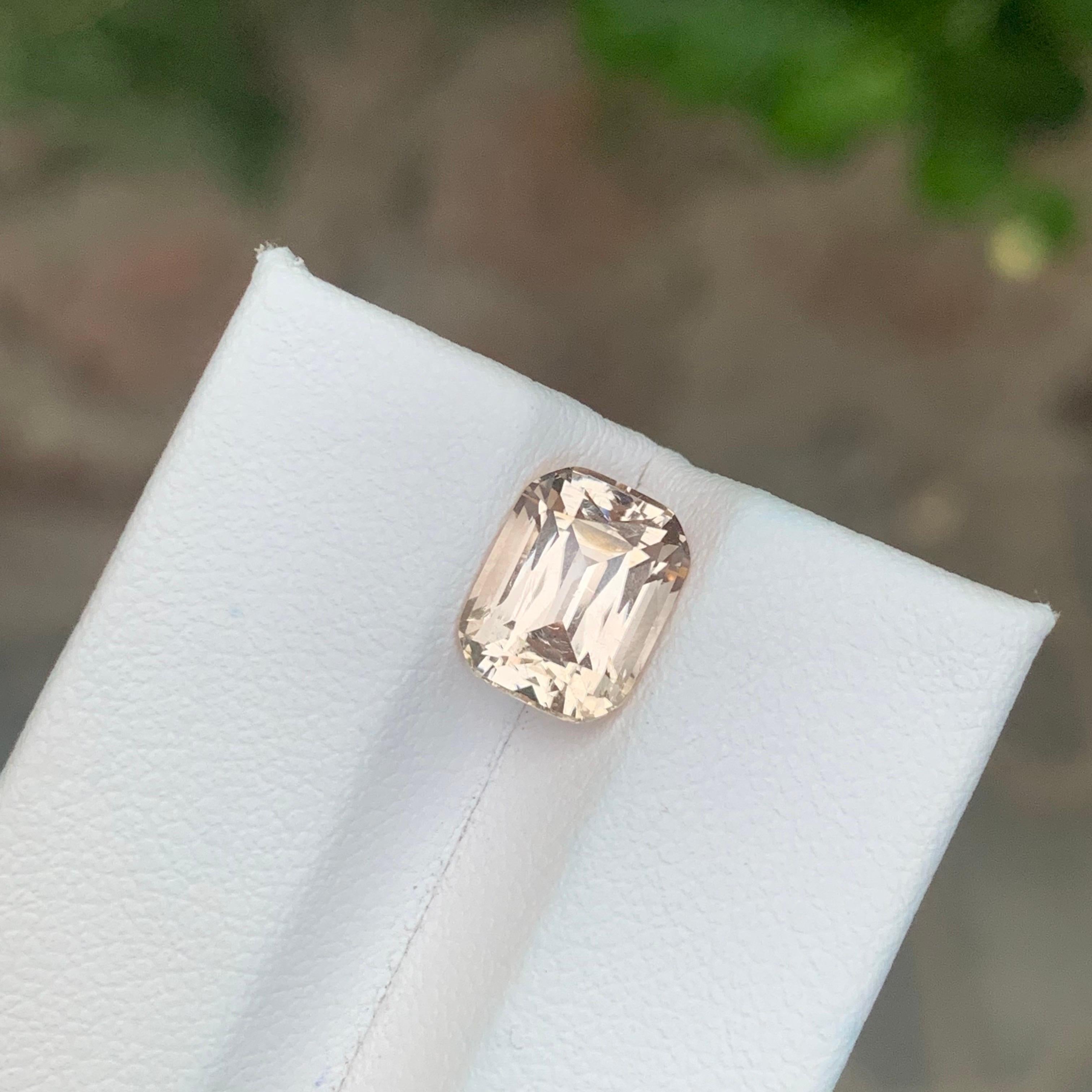 Arts and Crafts 3.70 Carat Natural Loose Imperial Topaz Cushion Shape Gemstone (pierre précieuse en forme de coussin) en vente