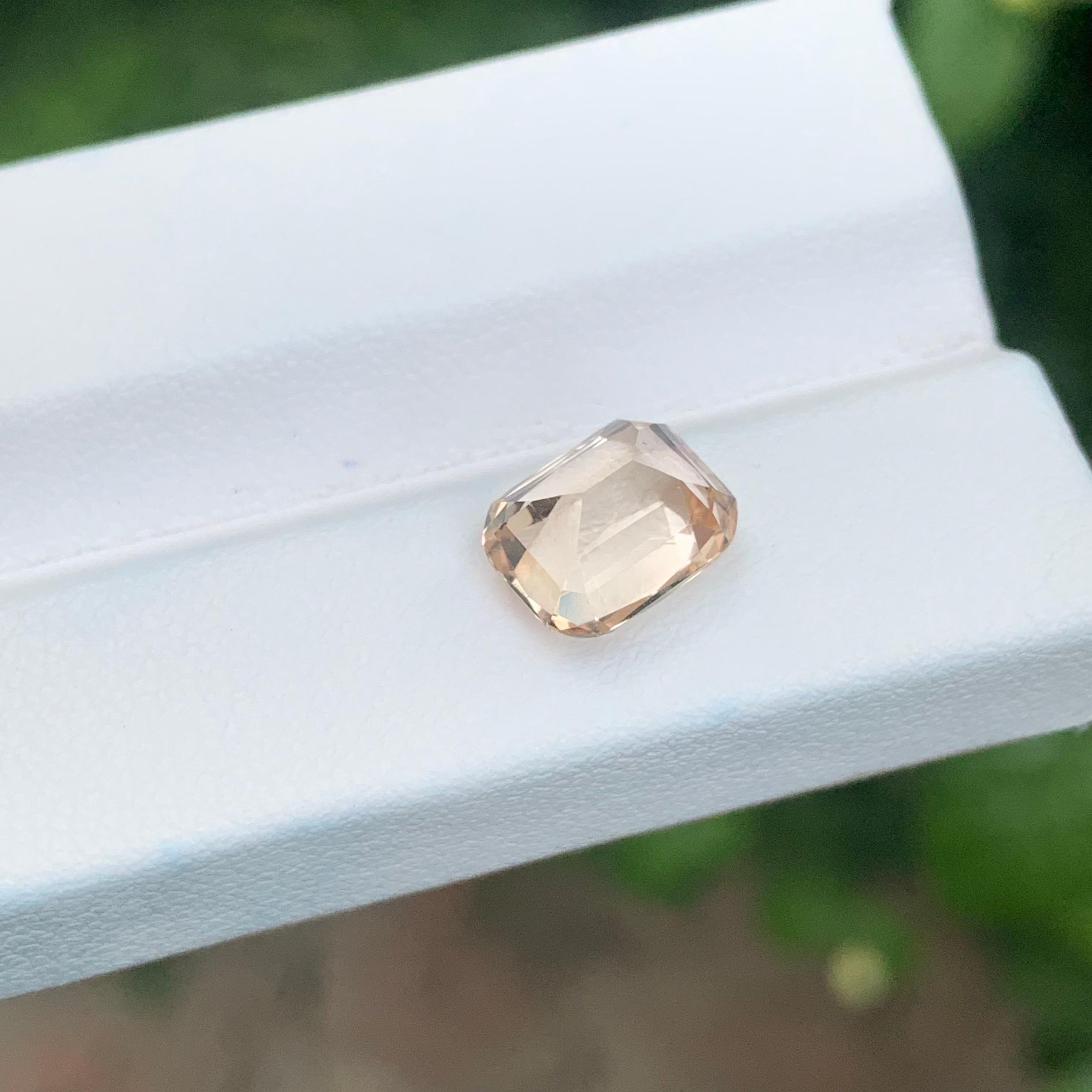 Taille coussin 3.70 Carat Natural Loose Imperial Topaz Cushion Shape Gemstone (pierre précieuse en forme de coussin) en vente