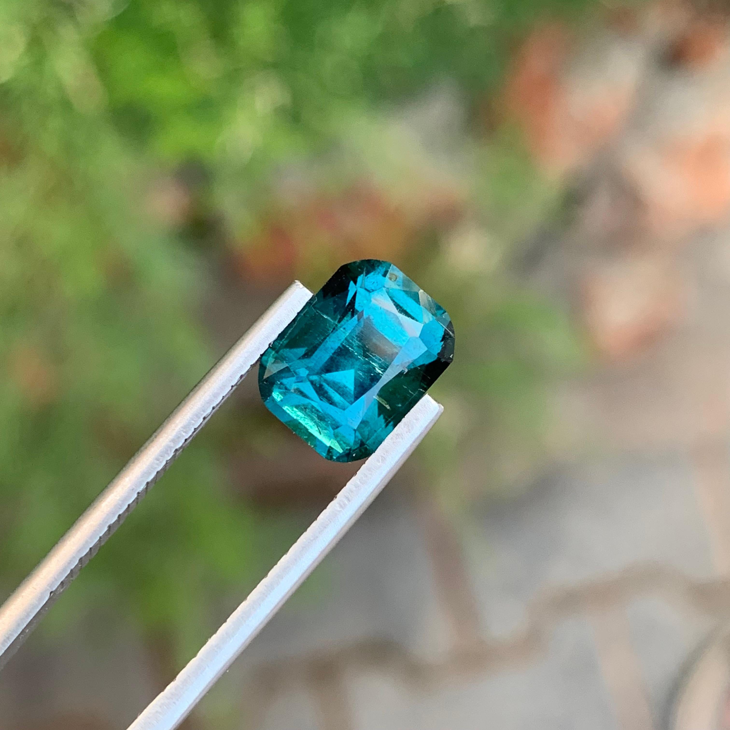Taille coussin Tourmaline bleue en forme de coussin de 3.70 carat pour bijoux en vente