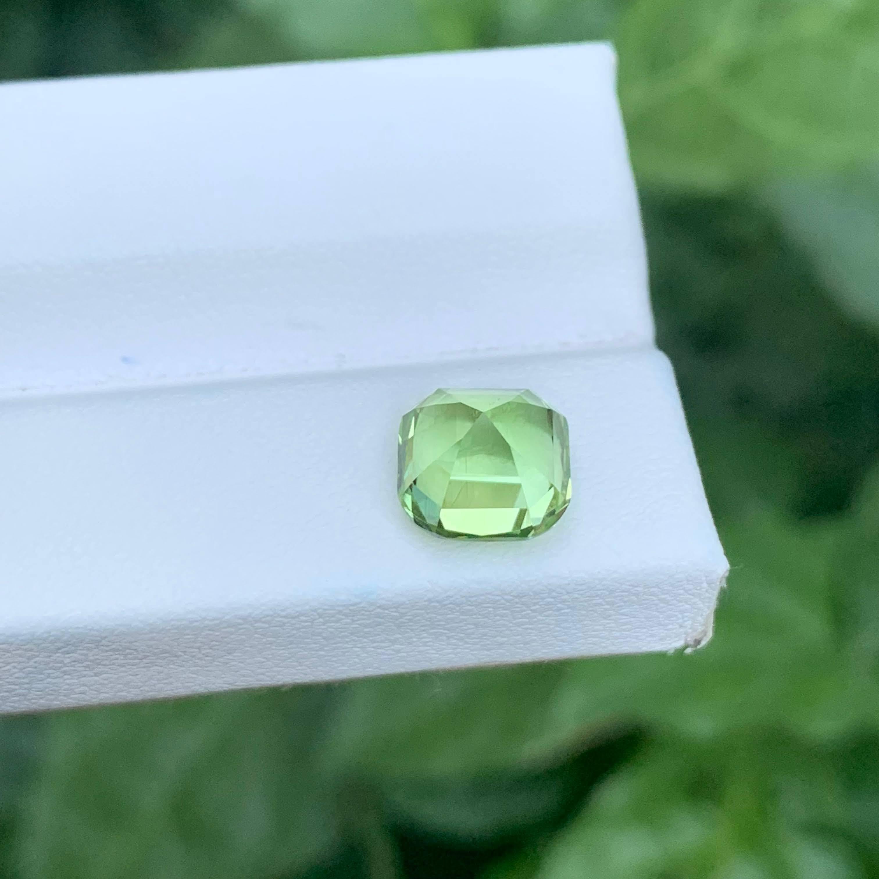 Moderno 3.70 carati di tormalina verde chiaro naturale sfusa con taglio a cuscino Gemma afgana in vendita