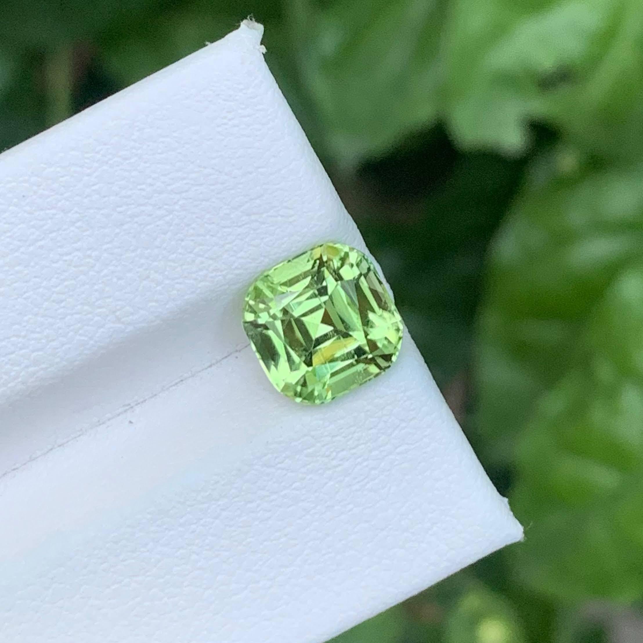 3.70 carati di tormalina verde chiaro naturale sfusa con taglio a cuscino Gemma afgana in vendita 1