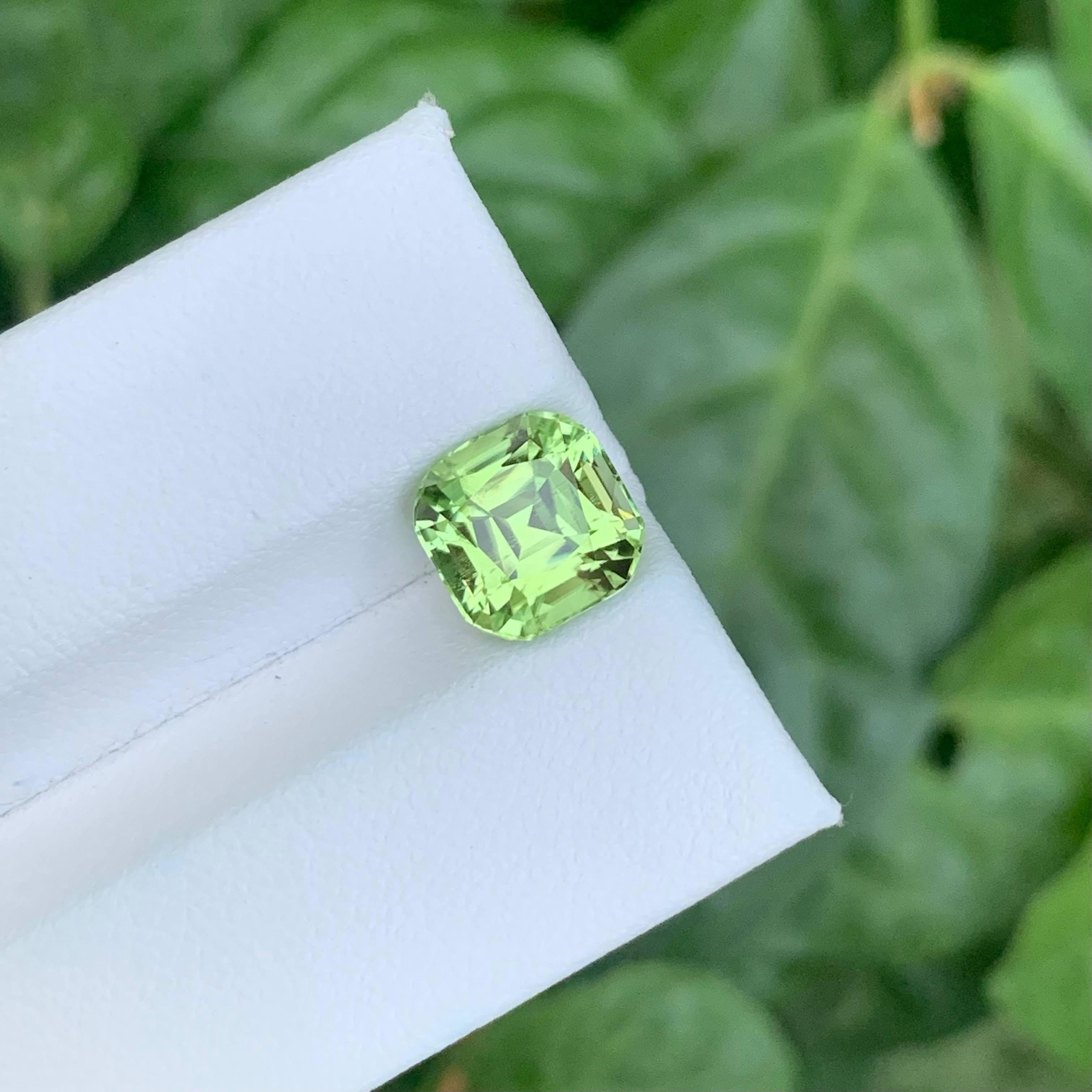 3.70 carati di tormalina verde chiaro naturale sfusa con taglio a cuscino Gemma afgana in vendita 2