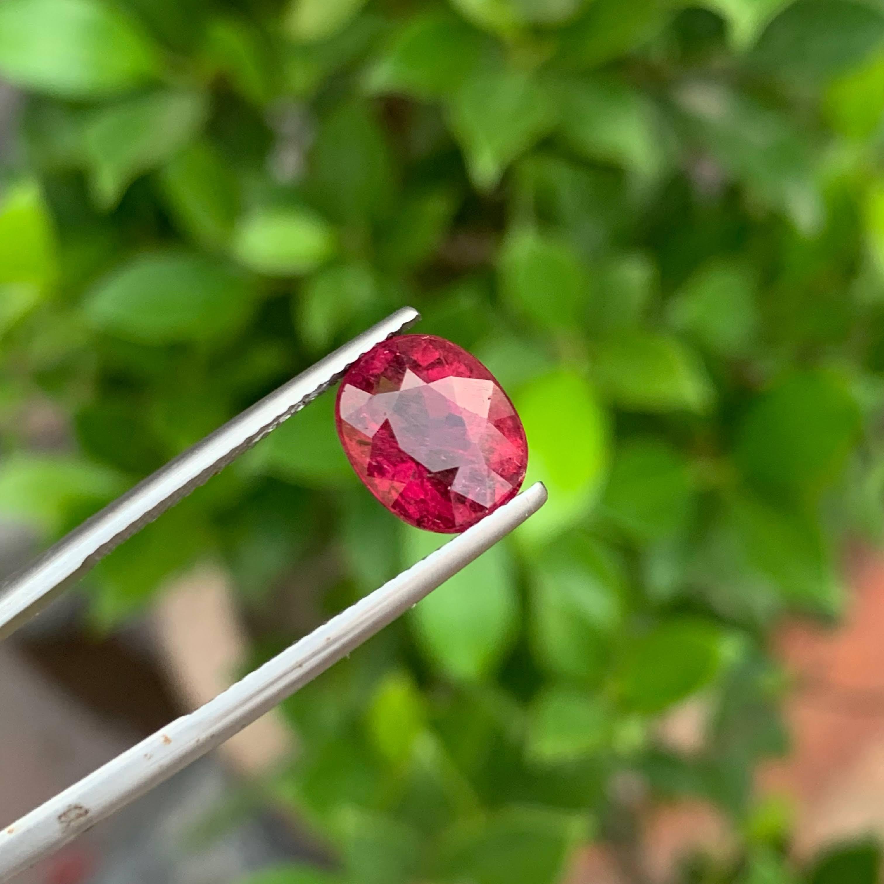 Moderno 3,70 carati di tormalina rubelite naturale sciolta, taglio ovale, gemma afgana in vendita