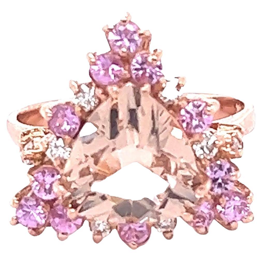 Bague cocktail en or rose avec diamant et Morganite naturelle de 3,70 carats

Cette bague Morganite diamantée contient une Morganite pêche de 2,73 carats et est entourée de 12 saphirs roses pesant 0,71 carats et de 10 diamants ronds pesant 0,26