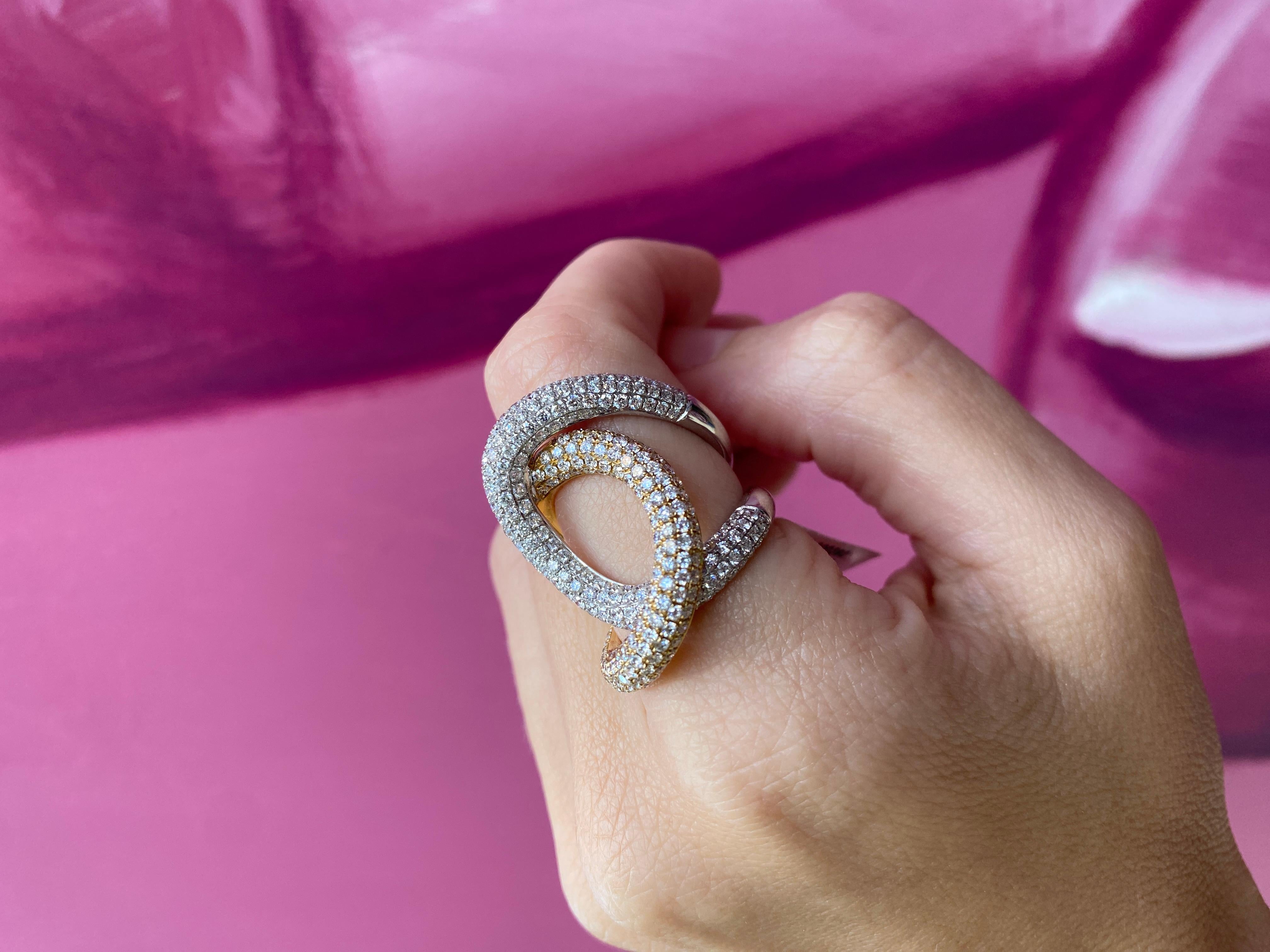 Anillo Espiral de Oro Blanco y Amarillo de 18 Quilates con Diamantes Engastados de 3,70 Quilates en venta 8