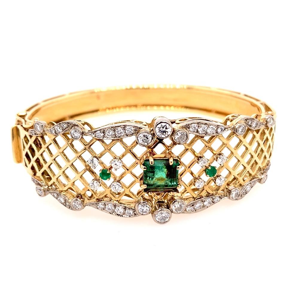 Superbe bracelet vintage pour femme, en or jaune 18 carats. Le rebord intérieur mesure 6,25 pouces de long et la pièce pèse 37,37 grammes. 

Elle est sertie d'une émeraude verte naturelle de 2 carats (environ 7,1 mm de côté) et de 54 diamants