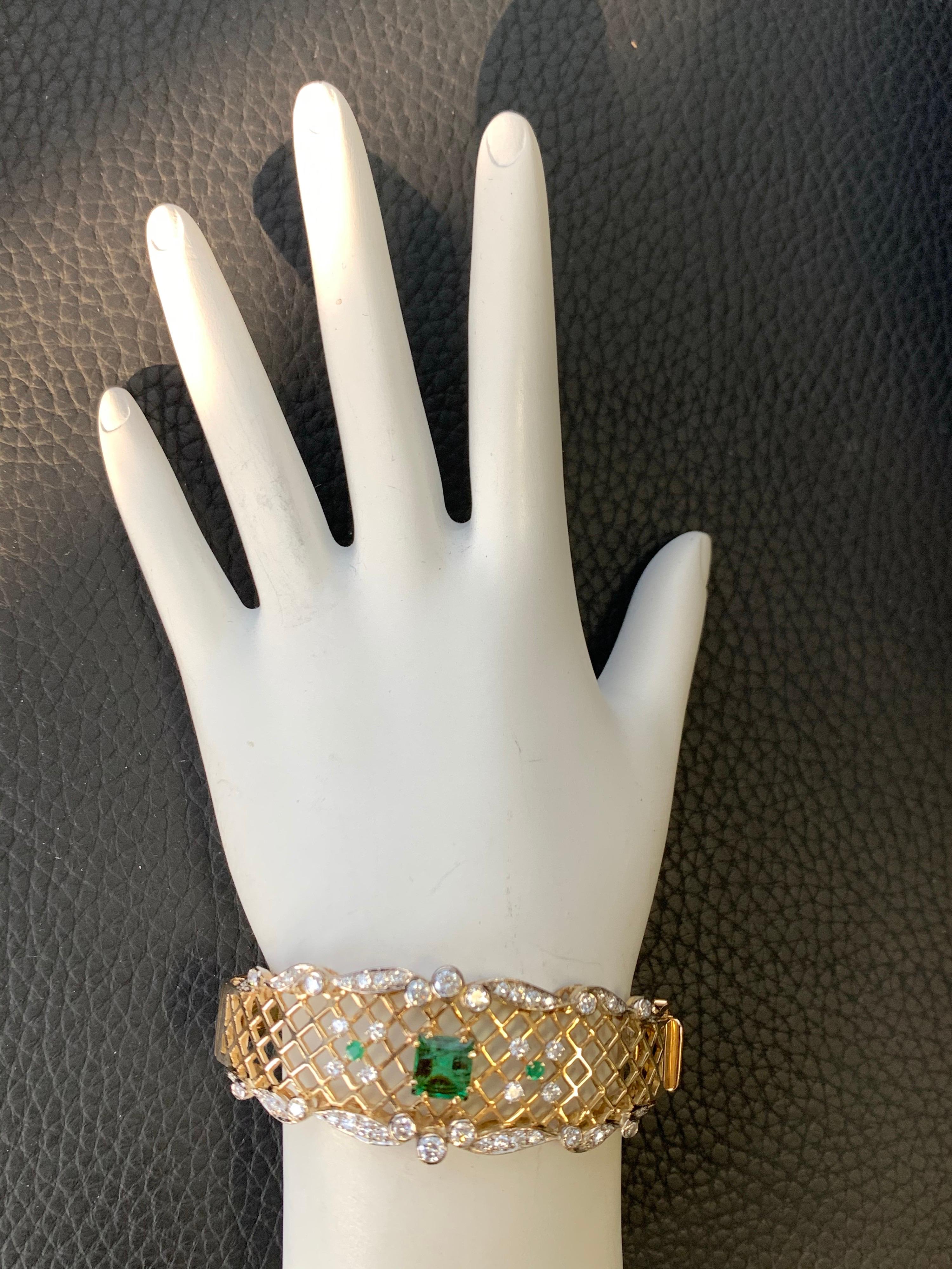 Emerald Cut 3.70 Carat Retro Gold Bangle Natural Green Emerald & Diamond Bracelet circa 1970 For Sale