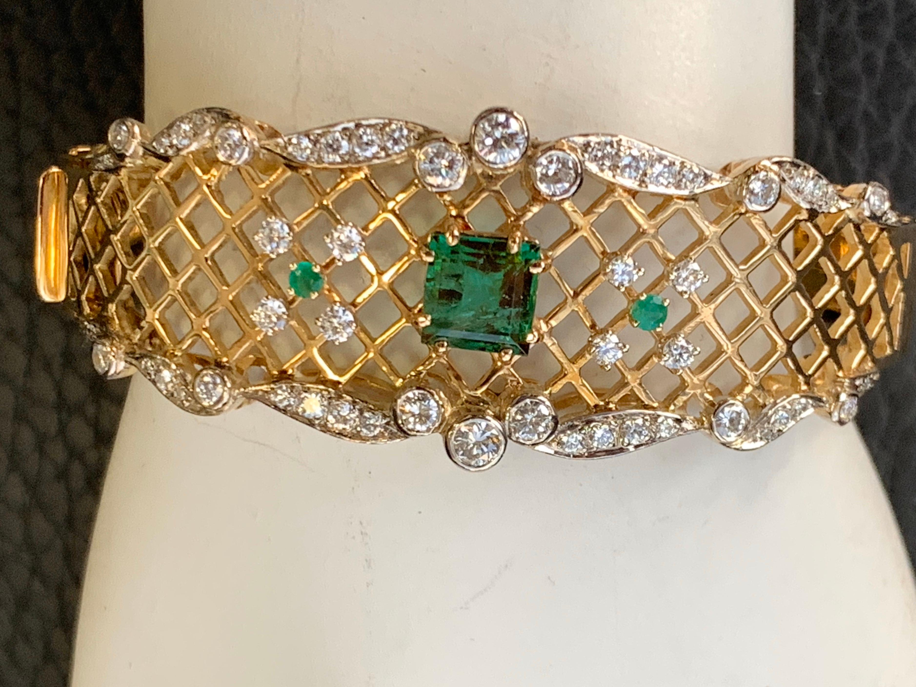 3.70 Carat Retro Gold Bangle Natural Green Emerald & Diamond Bracelet circa 1970 In Good Condition For Sale In Los Angeles, CA