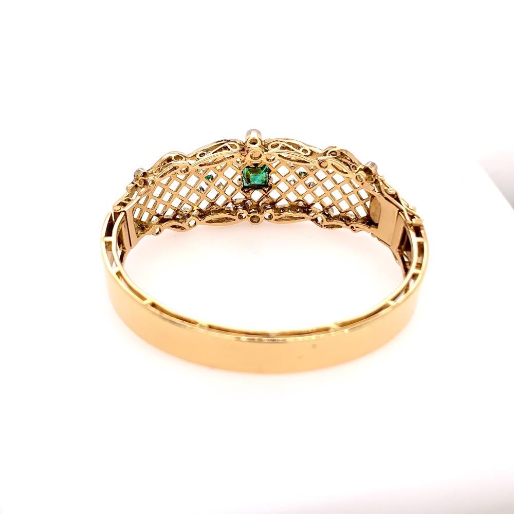 3.70 Carat Retro Gold Bangle Natural Green Emerald & Diamond Bracelet circa 1970 For Sale 1