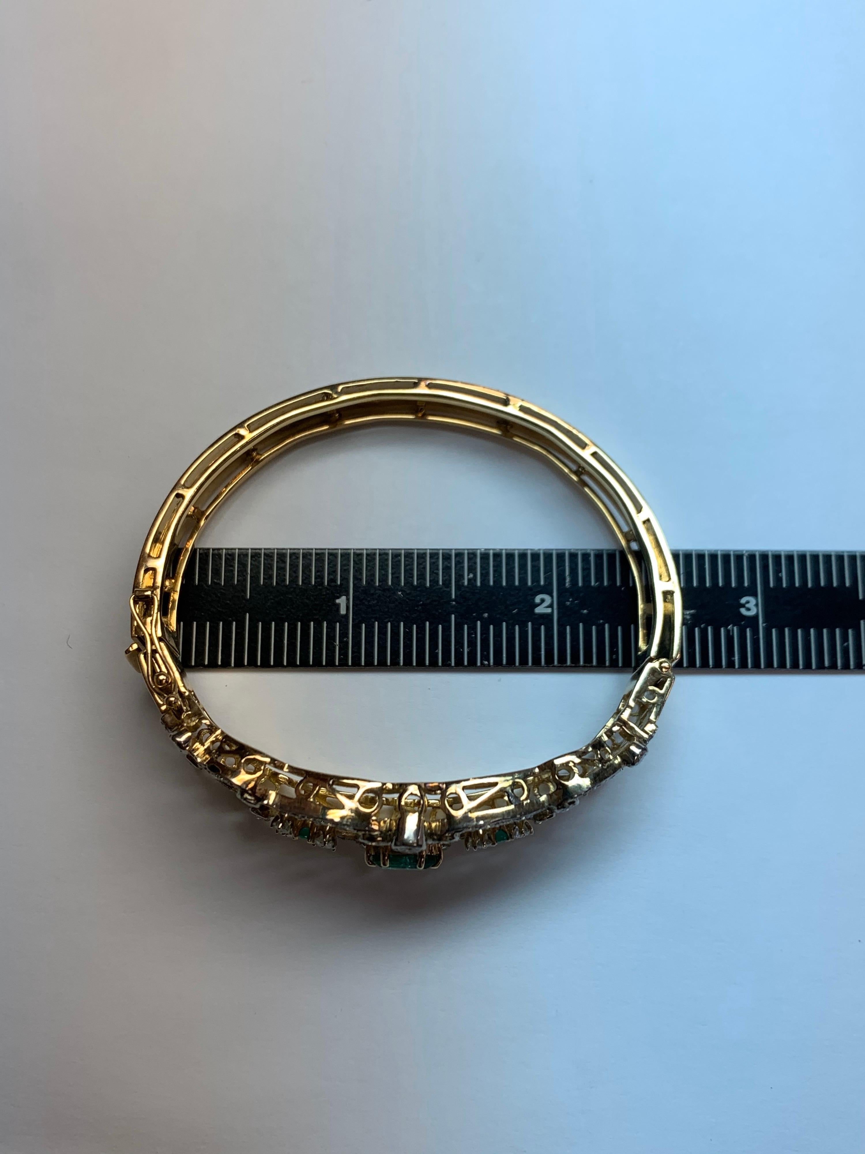 Bracelet rétro en or 3,70 carats avec émeraudes vertes naturelles et diamants, c. 1970 en vente 3