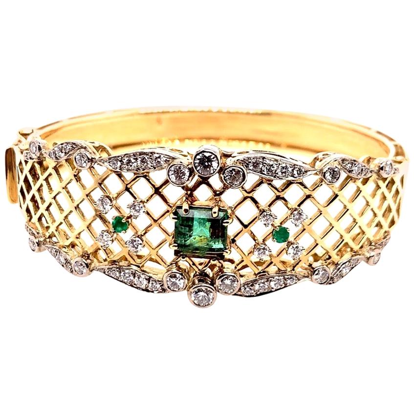 3.70 Carat Retro Gold Bangle Natural Green Emerald & Diamond Bracelet circa 1970 For Sale