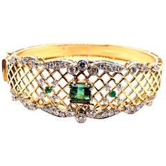 3.70 Carat Vintage Gold Bangle Natural Green Emerald & Diamond Bracelet circa 1970