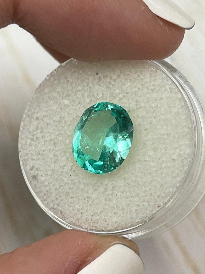 Modern 3.70 Carat VS Clarity Green Colombian Emerald Oval Cut - May Birthstone Gem For Sale